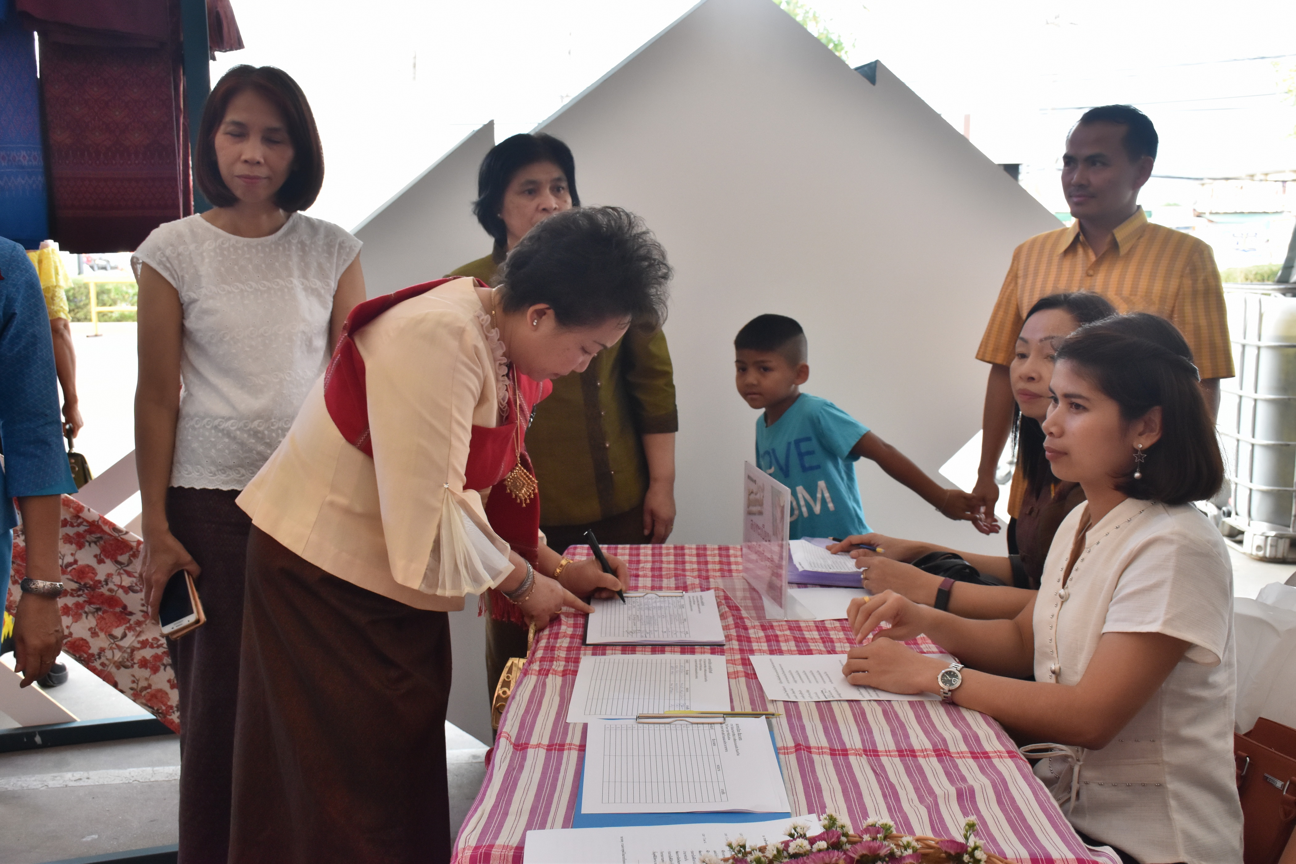 23 กุมภาพันธ์ 2561 งาน “ร้อยแก่นสารสินธุ์ งานศิลป์แห่งแผ่นดิน ถิ่นแพรไหม” มหกรรมแสดงแฟชั่นและจำหน่ายผ้าไหมกลุ่มจังหวัดร้อยแก่นสารสินธุ์ งานจำหน่ายสินค้า OTOP จังหวัดมหาสารคาม