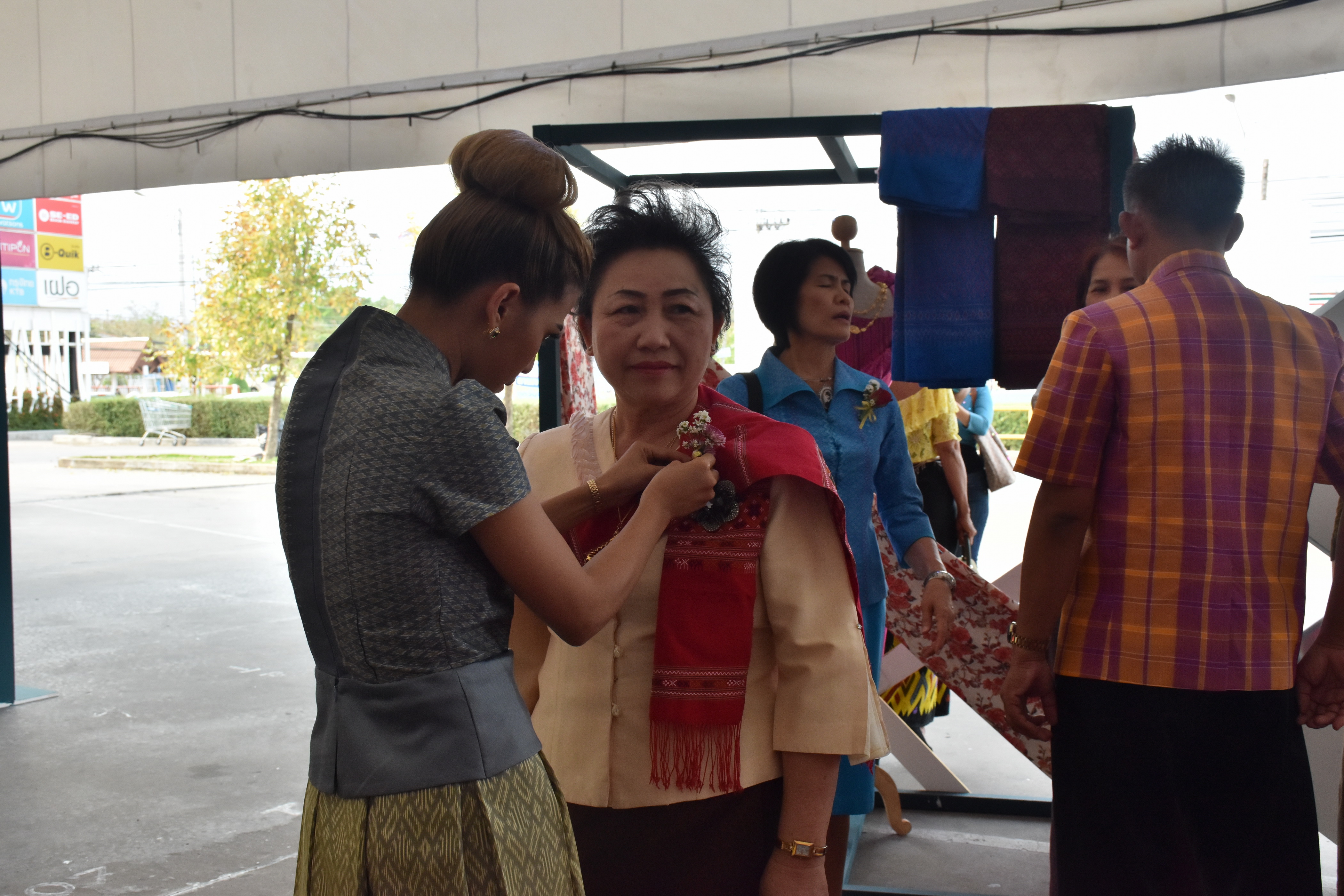 23 กุมภาพันธ์ 2561 งาน “ร้อยแก่นสารสินธุ์ งานศิลป์แห่งแผ่นดิน ถิ่นแพรไหม” มหกรรมแสดงแฟชั่นและจำหน่ายผ้าไหมกลุ่มจังหวัดร้อยแก่นสารสินธุ์ งานจำหน่ายสินค้า OTOP จังหวัดมหาสารคาม