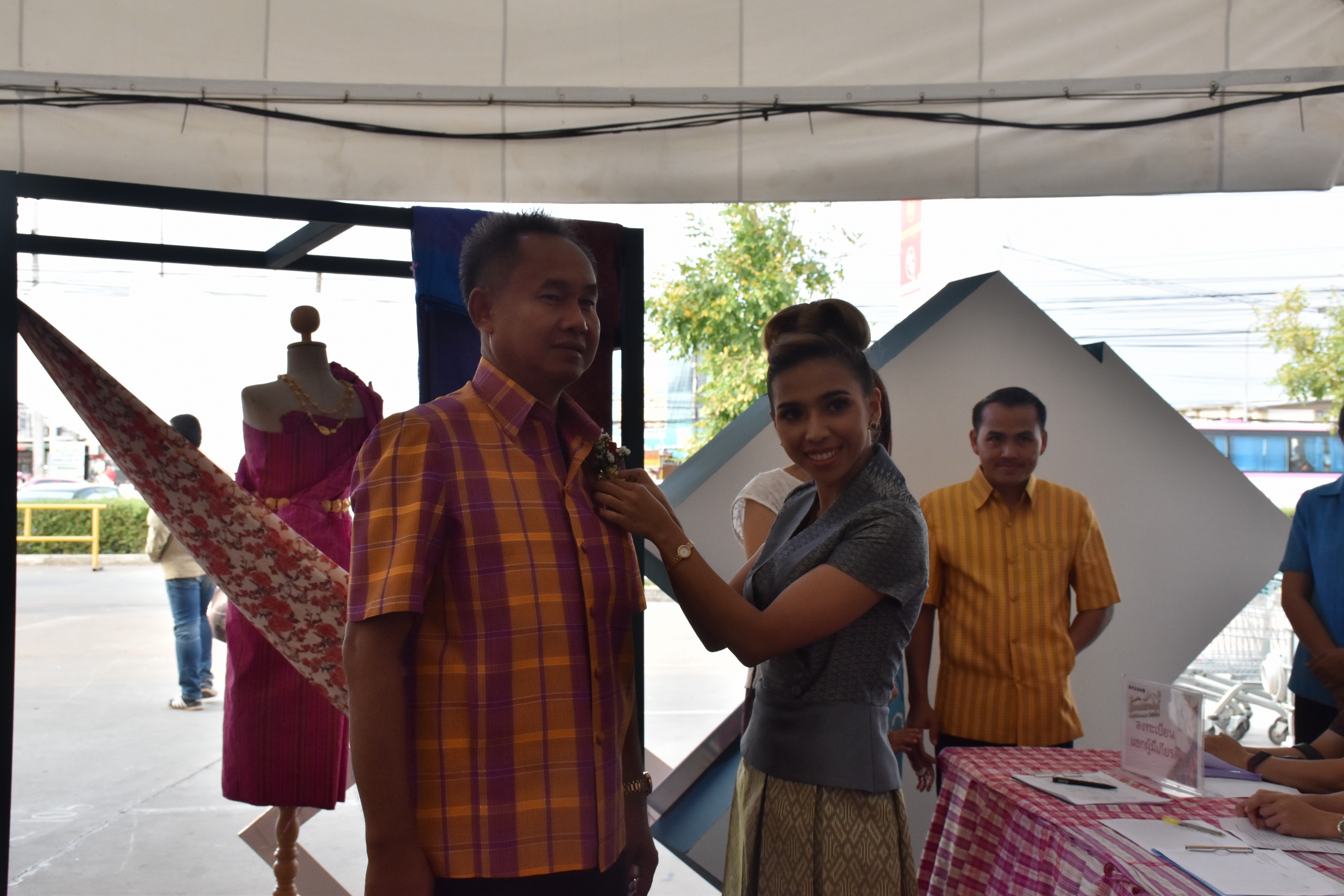 23 กุมภาพันธ์ 2561 งาน “ร้อยแก่นสารสินธุ์ งานศิลป์แห่งแผ่นดิน ถิ่นแพรไหม” มหกรรมแสดงแฟชั่นและจำหน่ายผ้าไหมกลุ่มจังหวัดร้อยแก่นสารสินธุ์ งานจำหน่ายสินค้า OTOP จังหวัดมหาสารคาม
