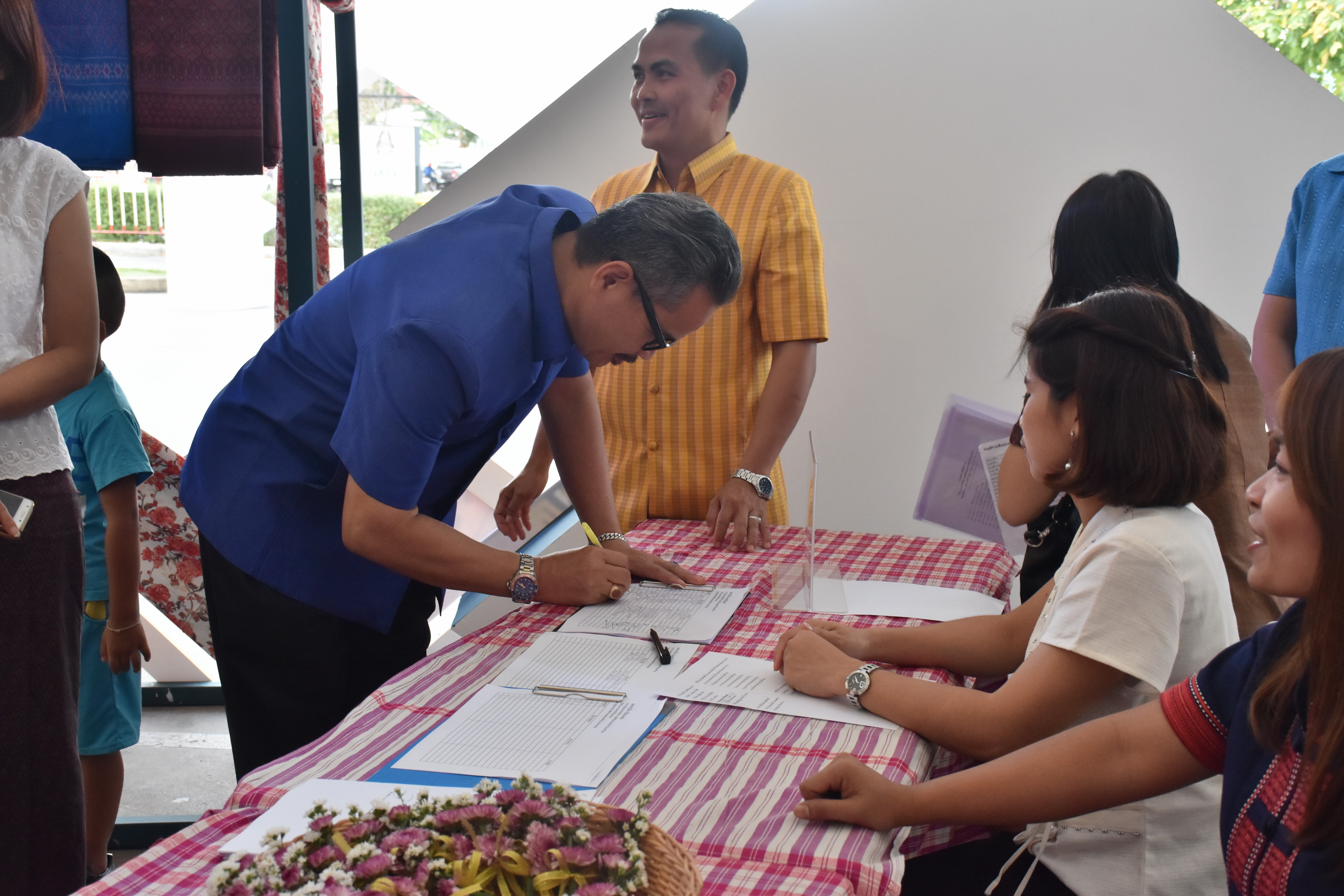 23 กุมภาพันธ์ 2561 งาน “ร้อยแก่นสารสินธุ์ งานศิลป์แห่งแผ่นดิน ถิ่นแพรไหม” มหกรรมแสดงแฟชั่นและจำหน่ายผ้าไหมกลุ่มจังหวัดร้อยแก่นสารสินธุ์ งานจำหน่ายสินค้า OTOP จังหวัดมหาสารคาม