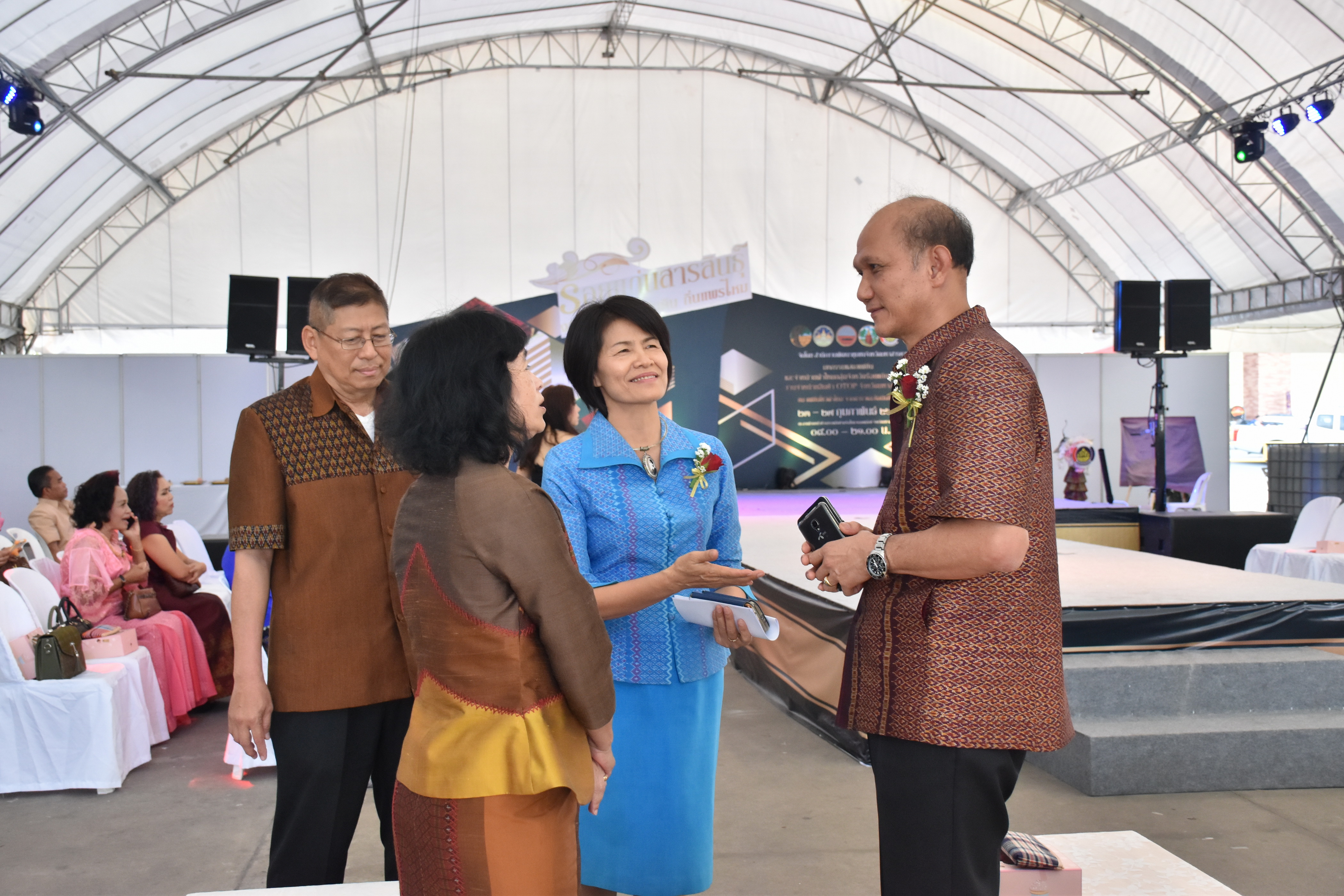 23 กุมภาพันธ์ 2561 งาน “ร้อยแก่นสารสินธุ์ งานศิลป์แห่งแผ่นดิน ถิ่นแพรไหม” มหกรรมแสดงแฟชั่นและจำหน่ายผ้าไหมกลุ่มจังหวัดร้อยแก่นสารสินธุ์ งานจำหน่ายสินค้า OTOP จังหวัดมหาสารคาม
