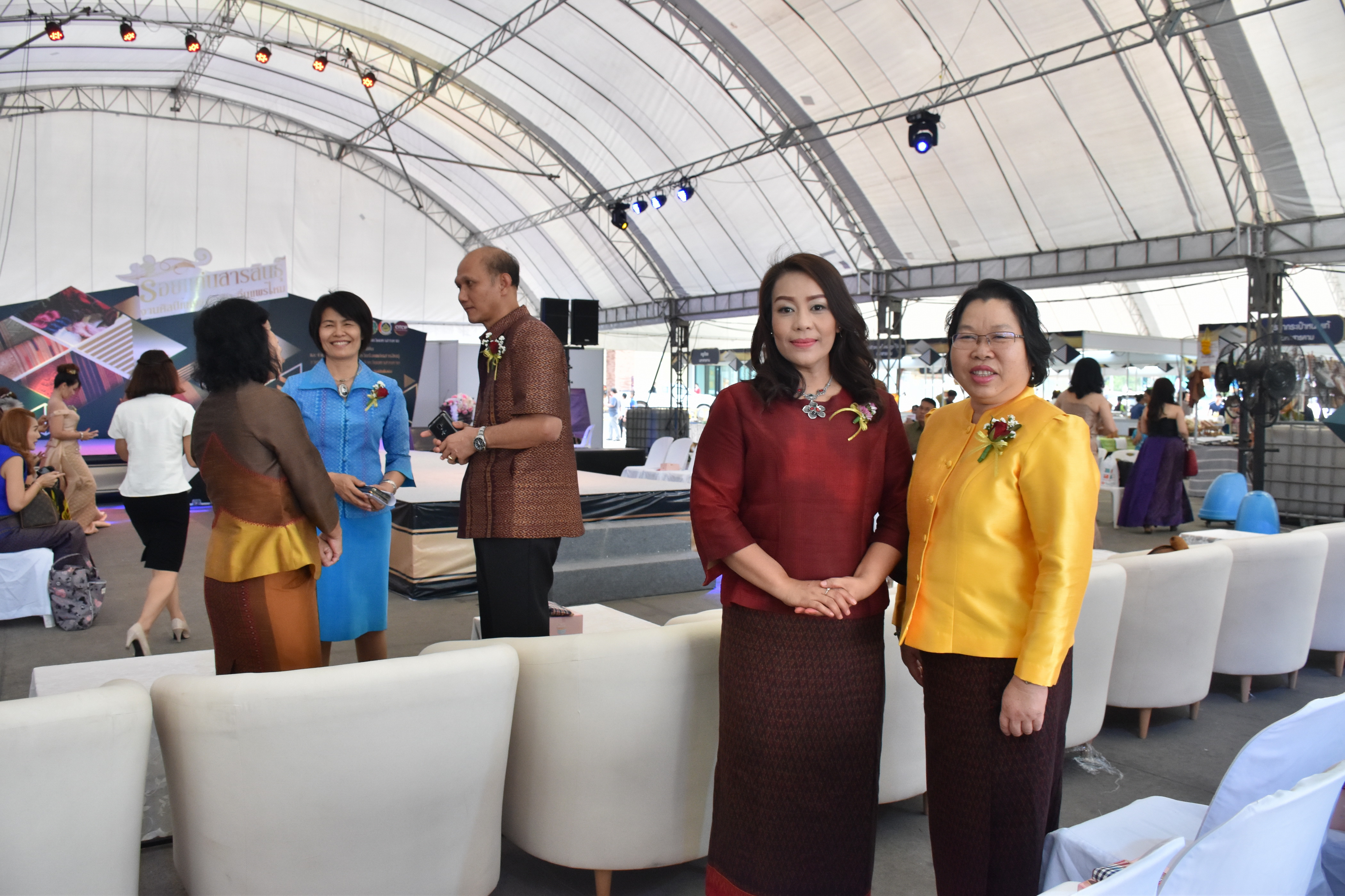 23 กุมภาพันธ์ 2561 งาน “ร้อยแก่นสารสินธุ์ งานศิลป์แห่งแผ่นดิน ถิ่นแพรไหม” มหกรรมแสดงแฟชั่นและจำหน่ายผ้าไหมกลุ่มจังหวัดร้อยแก่นสารสินธุ์ งานจำหน่ายสินค้า OTOP จังหวัดมหาสารคาม