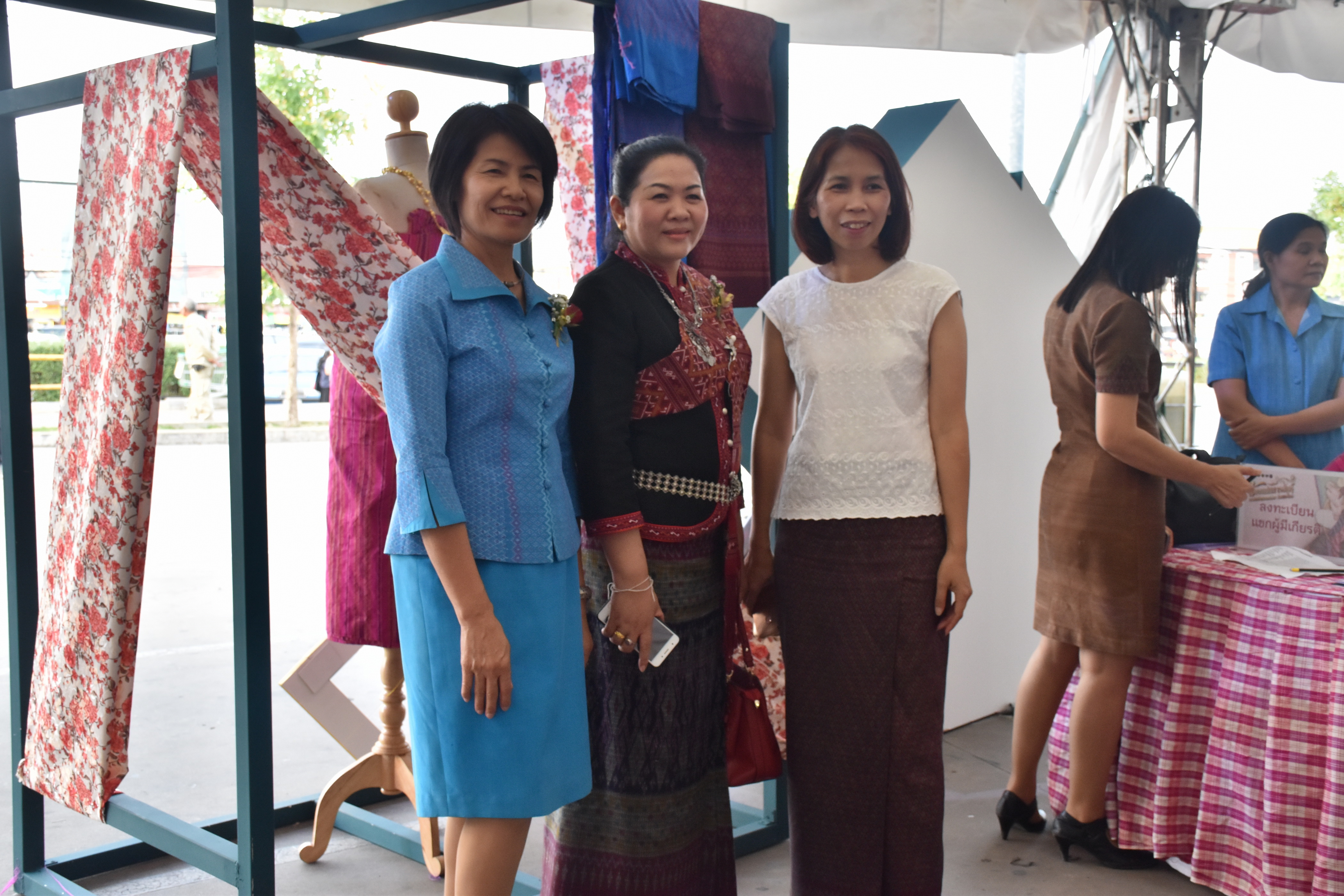 23 กุมภาพันธ์ 2561 งาน “ร้อยแก่นสารสินธุ์ งานศิลป์แห่งแผ่นดิน ถิ่นแพรไหม” มหกรรมแสดงแฟชั่นและจำหน่ายผ้าไหมกลุ่มจังหวัดร้อยแก่นสารสินธุ์ งานจำหน่ายสินค้า OTOP จังหวัดมหาสารคาม