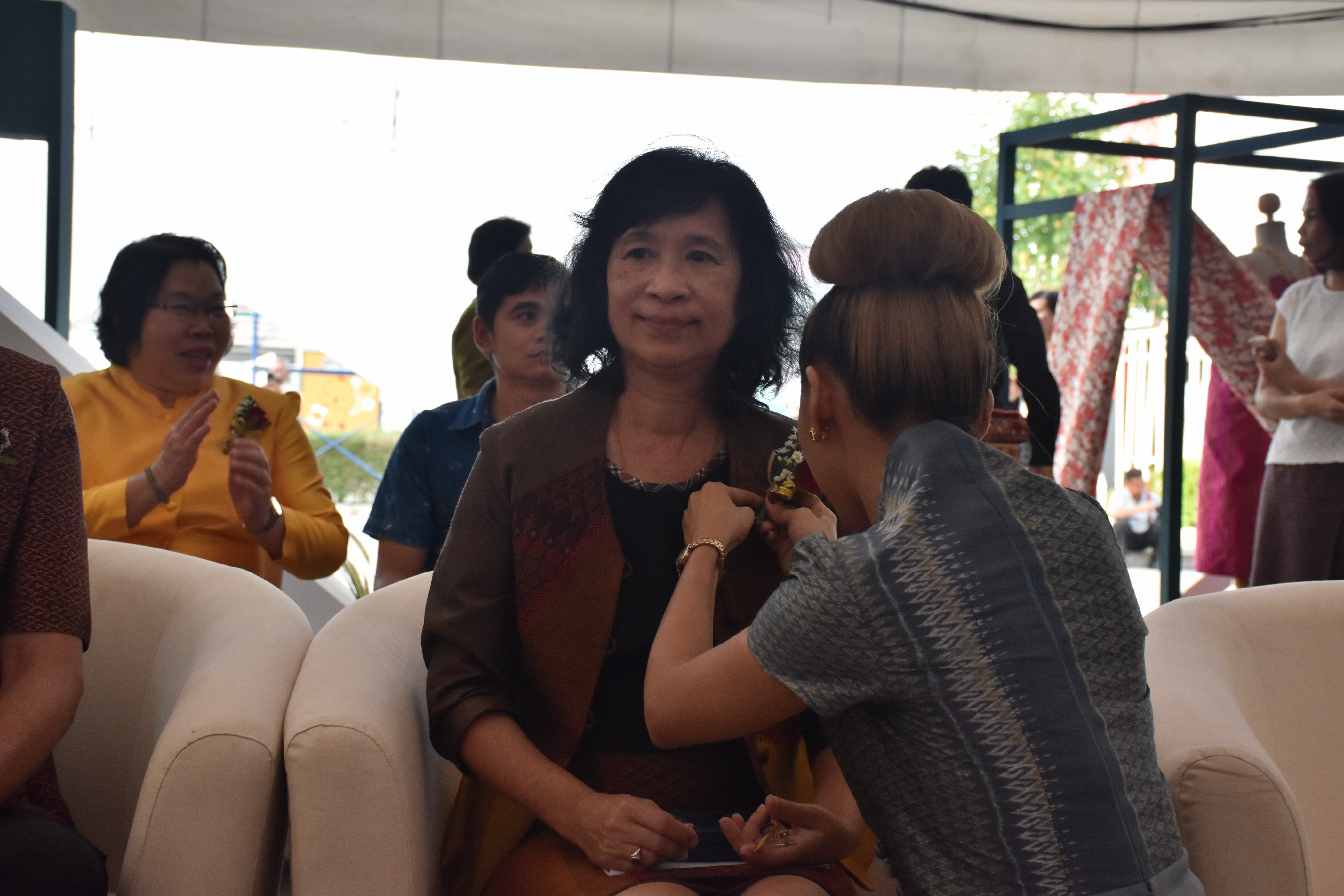 23 กุมภาพันธ์ 2561 งาน “ร้อยแก่นสารสินธุ์ งานศิลป์แห่งแผ่นดิน ถิ่นแพรไหม” มหกรรมแสดงแฟชั่นและจำหน่ายผ้าไหมกลุ่มจังหวัดร้อยแก่นสารสินธุ์ งานจำหน่ายสินค้า OTOP จังหวัดมหาสารคาม