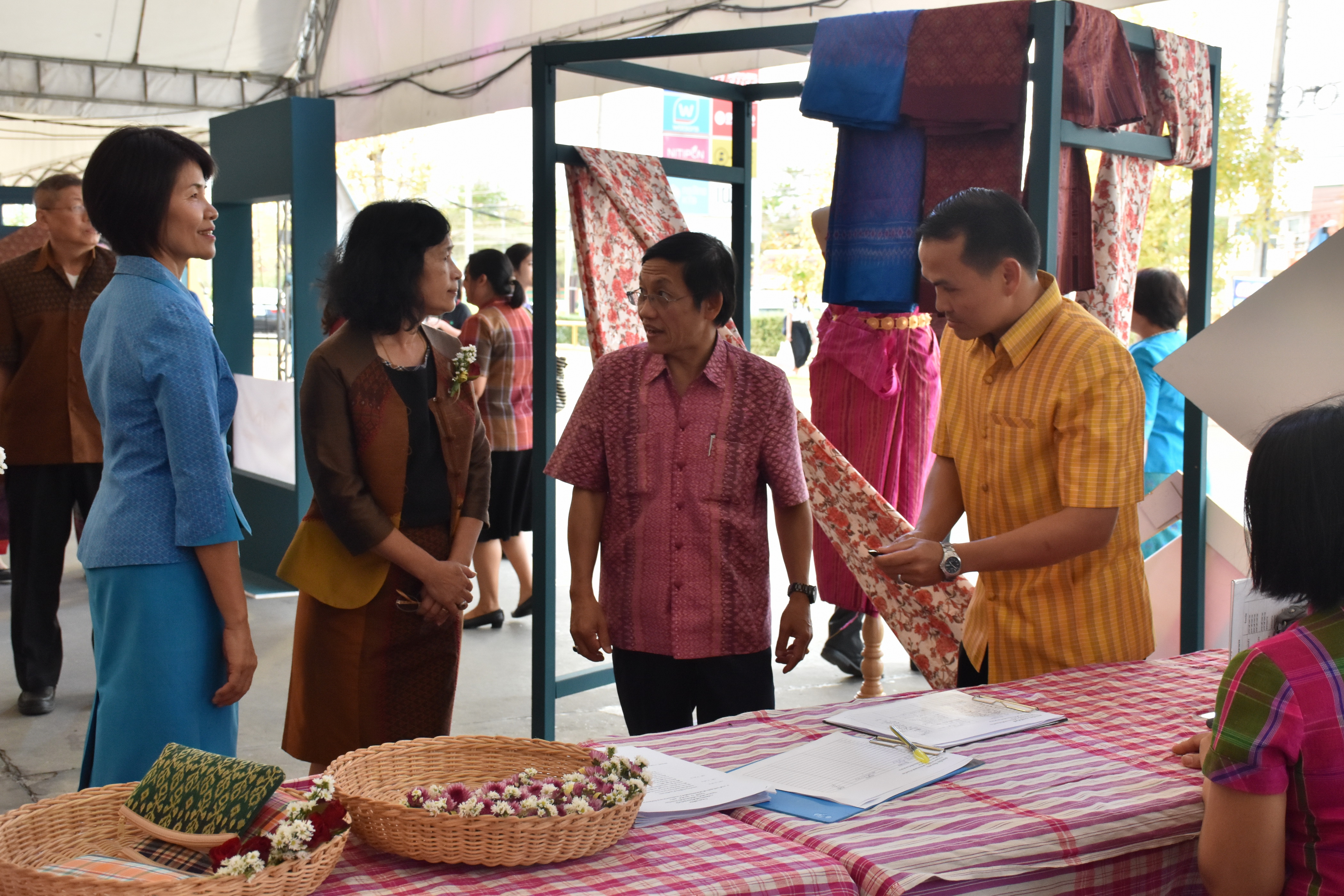 23 กุมภาพันธ์ 2561 งาน “ร้อยแก่นสารสินธุ์ งานศิลป์แห่งแผ่นดิน ถิ่นแพรไหม” มหกรรมแสดงแฟชั่นและจำหน่ายผ้าไหมกลุ่มจังหวัดร้อยแก่นสารสินธุ์ งานจำหน่ายสินค้า OTOP จังหวัดมหาสารคาม