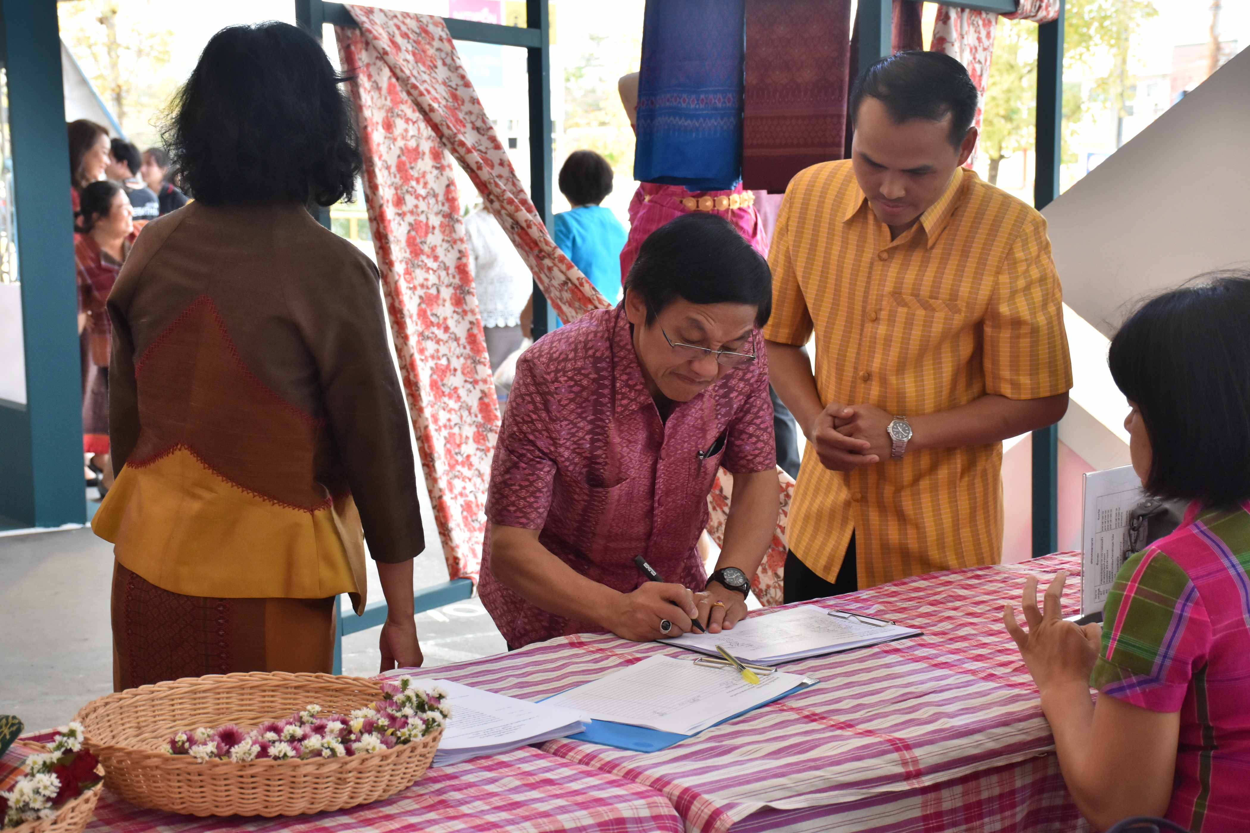 23 กุมภาพันธ์ 2561 งาน “ร้อยแก่นสารสินธุ์ งานศิลป์แห่งแผ่นดิน ถิ่นแพรไหม” มหกรรมแสดงแฟชั่นและจำหน่ายผ้าไหมกลุ่มจังหวัดร้อยแก่นสารสินธุ์ งานจำหน่ายสินค้า OTOP จังหวัดมหาสารคาม