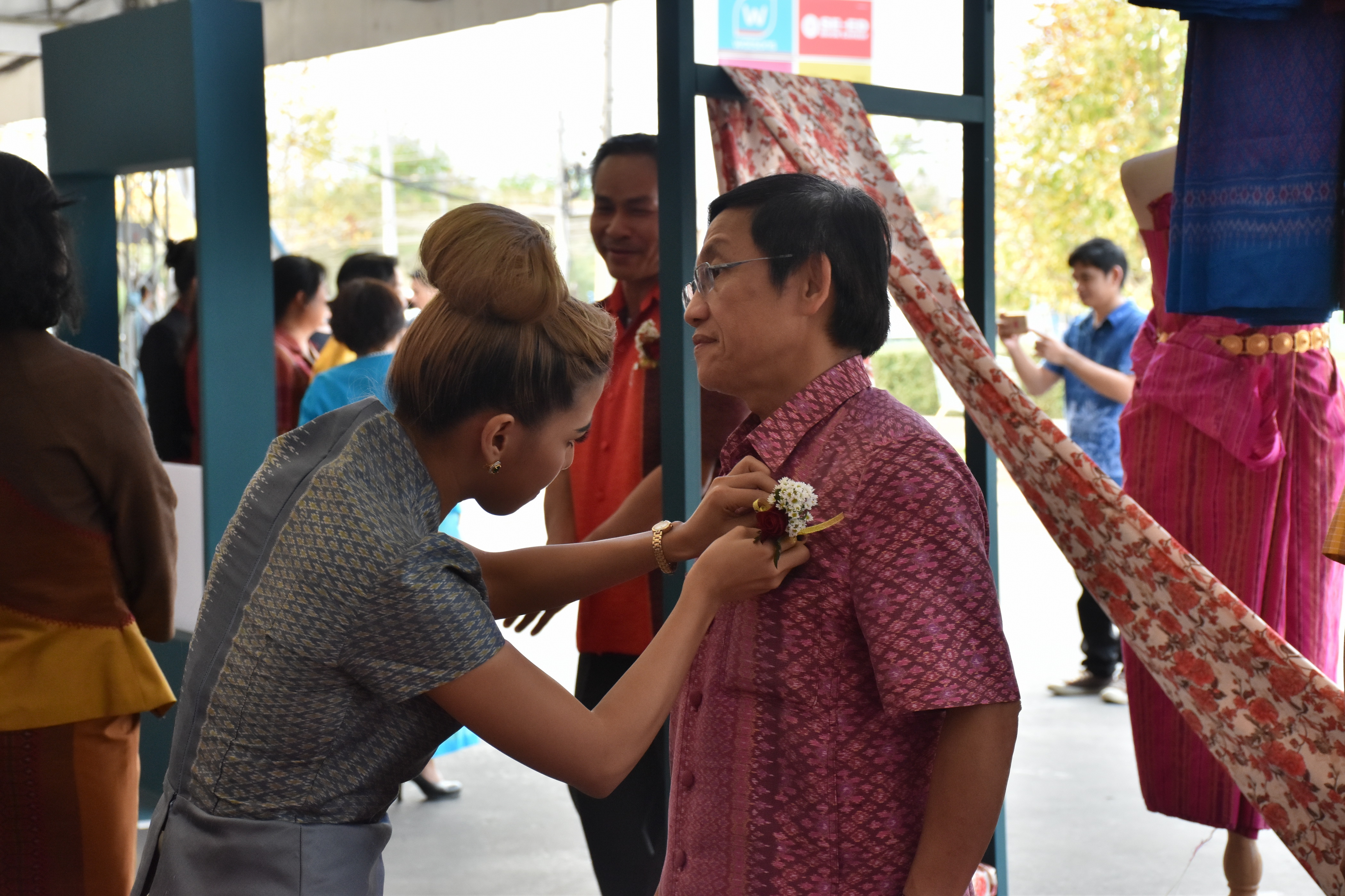 23 กุมภาพันธ์ 2561 งาน “ร้อยแก่นสารสินธุ์ งานศิลป์แห่งแผ่นดิน ถิ่นแพรไหม” มหกรรมแสดงแฟชั่นและจำหน่ายผ้าไหมกลุ่มจังหวัดร้อยแก่นสารสินธุ์ งานจำหน่ายสินค้า OTOP จังหวัดมหาสารคาม
