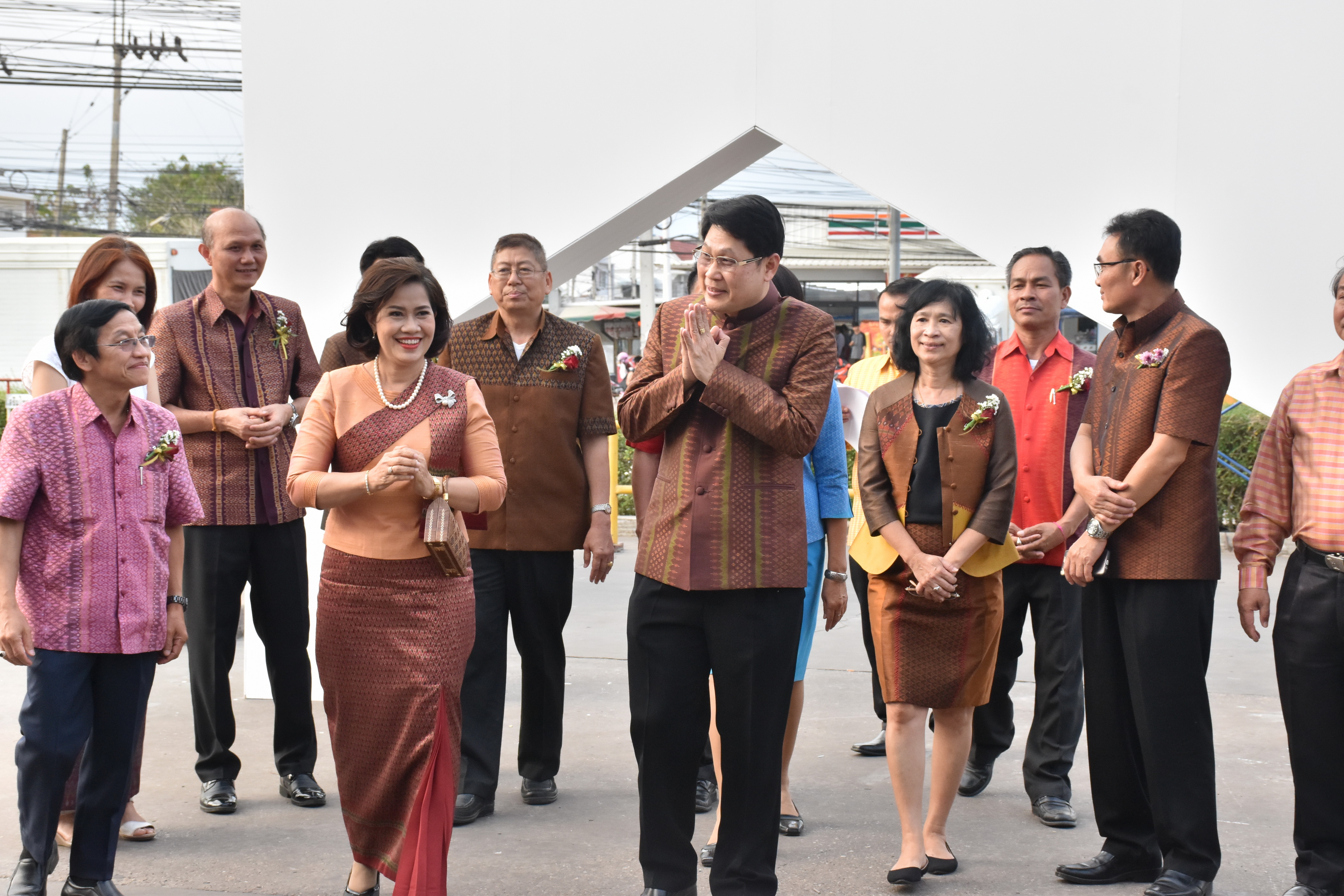 23 กุมภาพันธ์ 2561 งาน “ร้อยแก่นสารสินธุ์ งานศิลป์แห่งแผ่นดิน ถิ่นแพรไหม” มหกรรมแสดงแฟชั่นและจำหน่ายผ้าไหมกลุ่มจังหวัดร้อยแก่นสารสินธุ์ งานจำหน่ายสินค้า OTOP จังหวัดมหาสารคาม