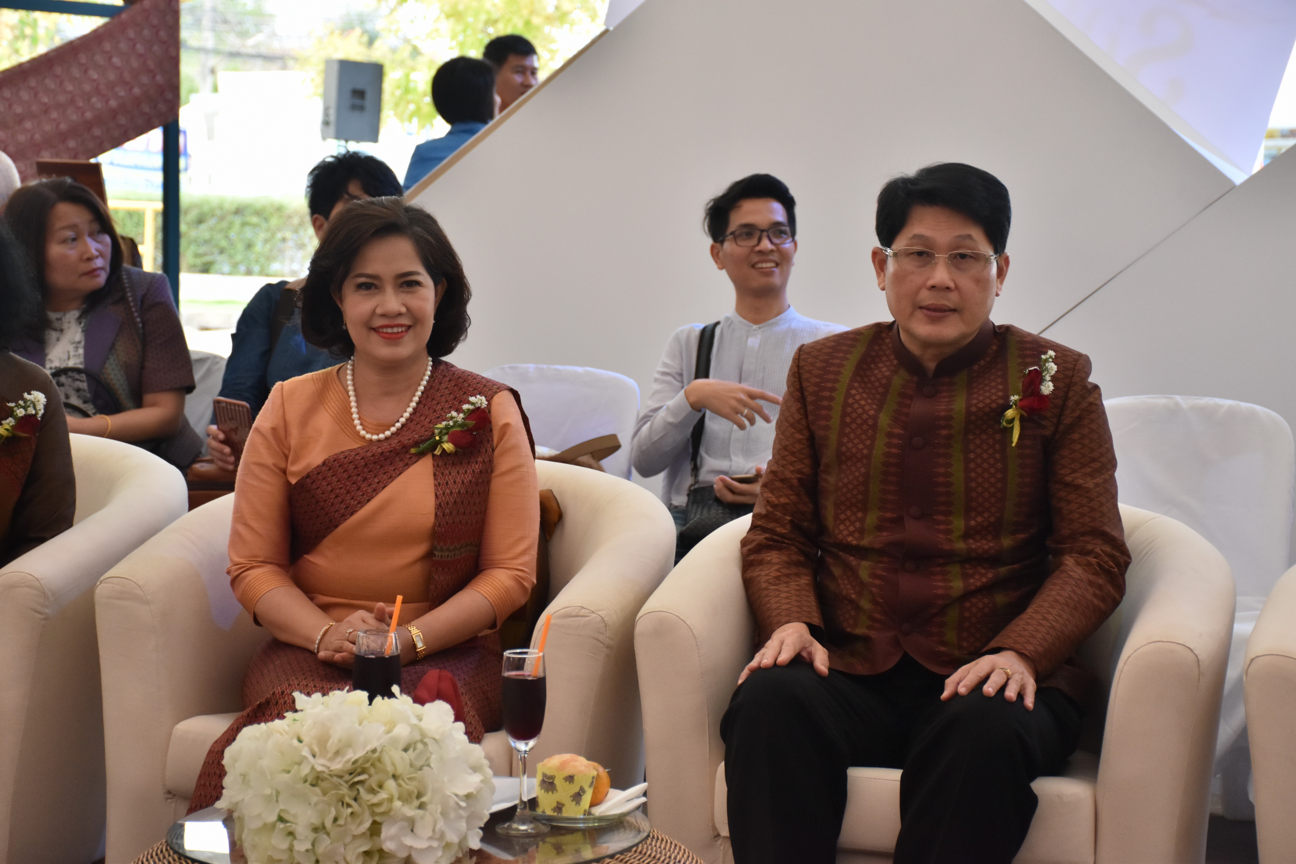 23 กุมภาพันธ์ 2561 งาน “ร้อยแก่นสารสินธุ์ งานศิลป์แห่งแผ่นดิน ถิ่นแพรไหม” มหกรรมแสดงแฟชั่นและจำหน่ายผ้าไหมกลุ่มจังหวัดร้อยแก่นสารสินธุ์ งานจำหน่ายสินค้า OTOP จังหวัดมหาสารคาม