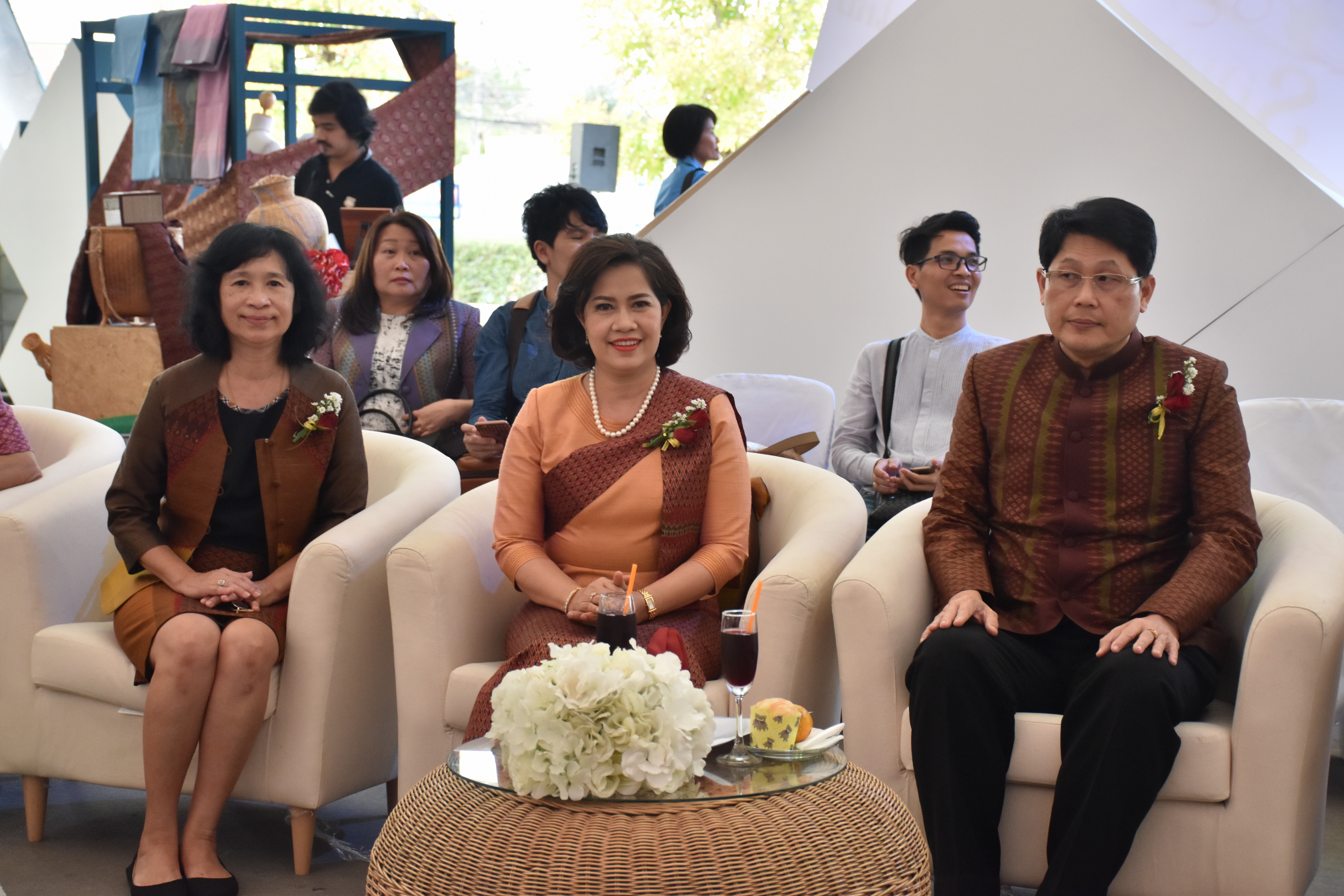 23 กุมภาพันธ์ 2561 งาน “ร้อยแก่นสารสินธุ์ งานศิลป์แห่งแผ่นดิน ถิ่นแพรไหม” มหกรรมแสดงแฟชั่นและจำหน่ายผ้าไหมกลุ่มจังหวัดร้อยแก่นสารสินธุ์ งานจำหน่ายสินค้า OTOP จังหวัดมหาสารคาม