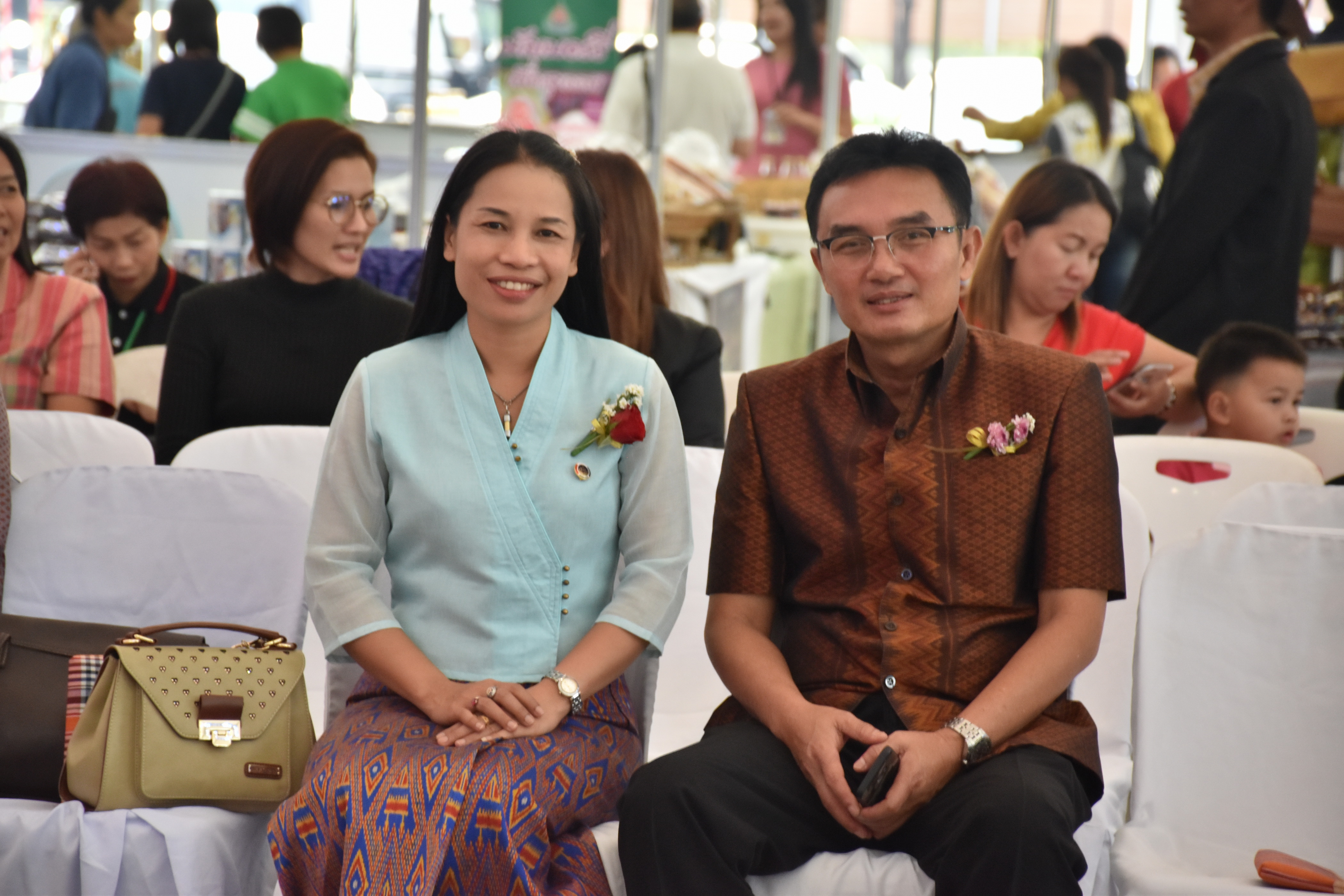 23 กุมภาพันธ์ 2561 งาน “ร้อยแก่นสารสินธุ์ งานศิลป์แห่งแผ่นดิน ถิ่นแพรไหม” มหกรรมแสดงแฟชั่นและจำหน่ายผ้าไหมกลุ่มจังหวัดร้อยแก่นสารสินธุ์ งานจำหน่ายสินค้า OTOP จังหวัดมหาสารคาม