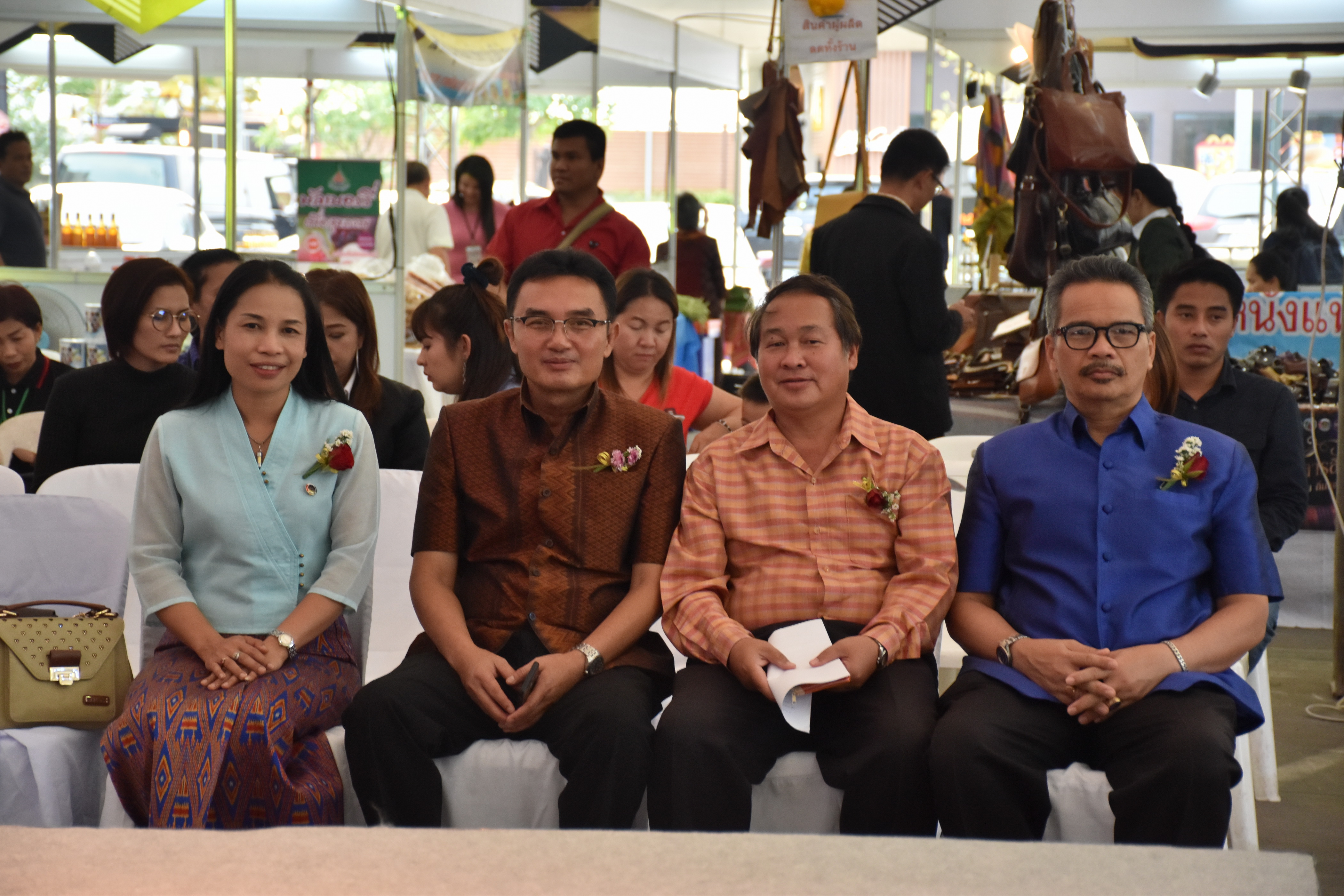 23 กุมภาพันธ์ 2561 งาน “ร้อยแก่นสารสินธุ์ งานศิลป์แห่งแผ่นดิน ถิ่นแพรไหม” มหกรรมแสดงแฟชั่นและจำหน่ายผ้าไหมกลุ่มจังหวัดร้อยแก่นสารสินธุ์ งานจำหน่ายสินค้า OTOP จังหวัดมหาสารคาม