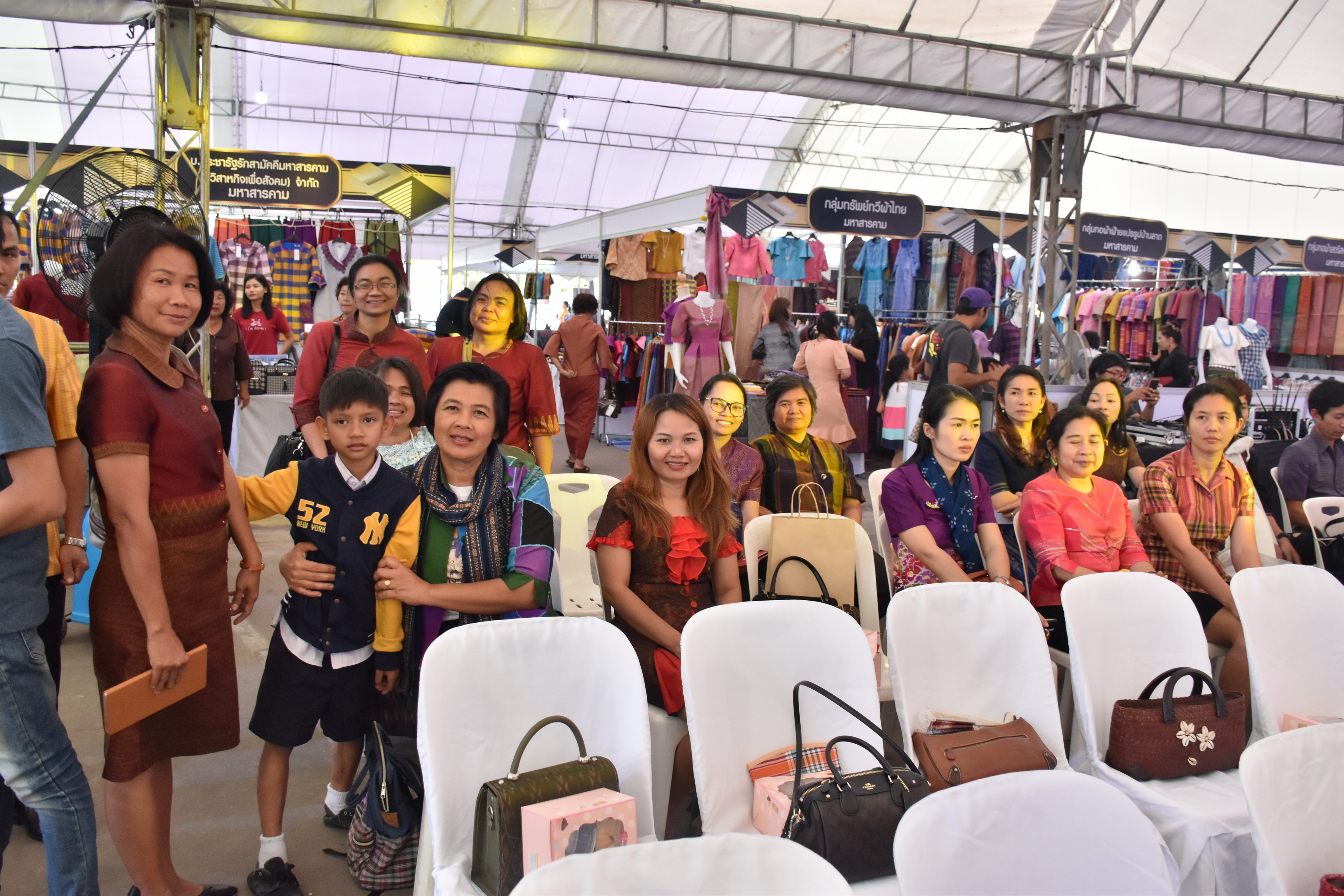 23 กุมภาพันธ์ 2561 งาน “ร้อยแก่นสารสินธุ์ งานศิลป์แห่งแผ่นดิน ถิ่นแพรไหม” มหกรรมแสดงแฟชั่นและจำหน่ายผ้าไหมกลุ่มจังหวัดร้อยแก่นสารสินธุ์ งานจำหน่ายสินค้า OTOP จังหวัดมหาสารคาม
