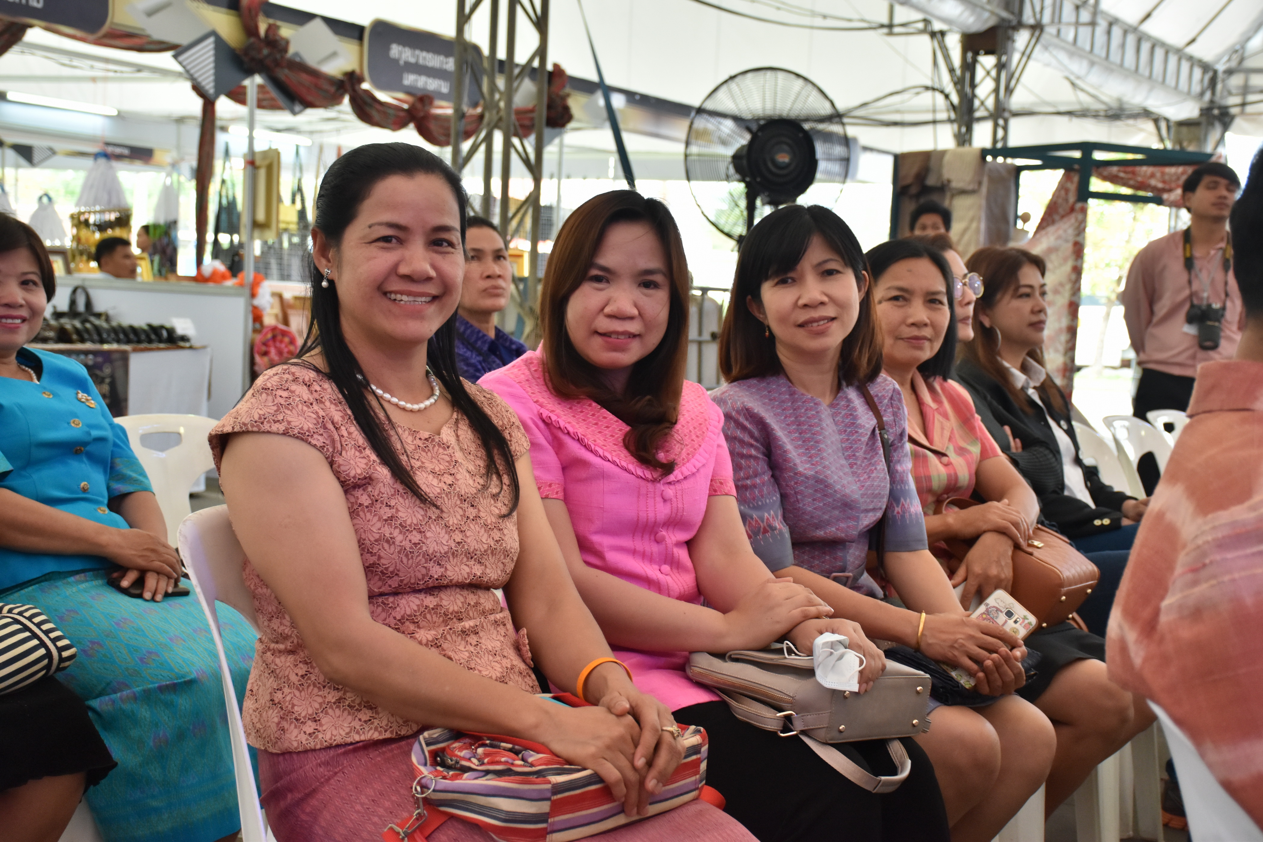 23 กุมภาพันธ์ 2561 งาน “ร้อยแก่นสารสินธุ์ งานศิลป์แห่งแผ่นดิน ถิ่นแพรไหม” มหกรรมแสดงแฟชั่นและจำหน่ายผ้าไหมกลุ่มจังหวัดร้อยแก่นสารสินธุ์ งานจำหน่ายสินค้า OTOP จังหวัดมหาสารคาม