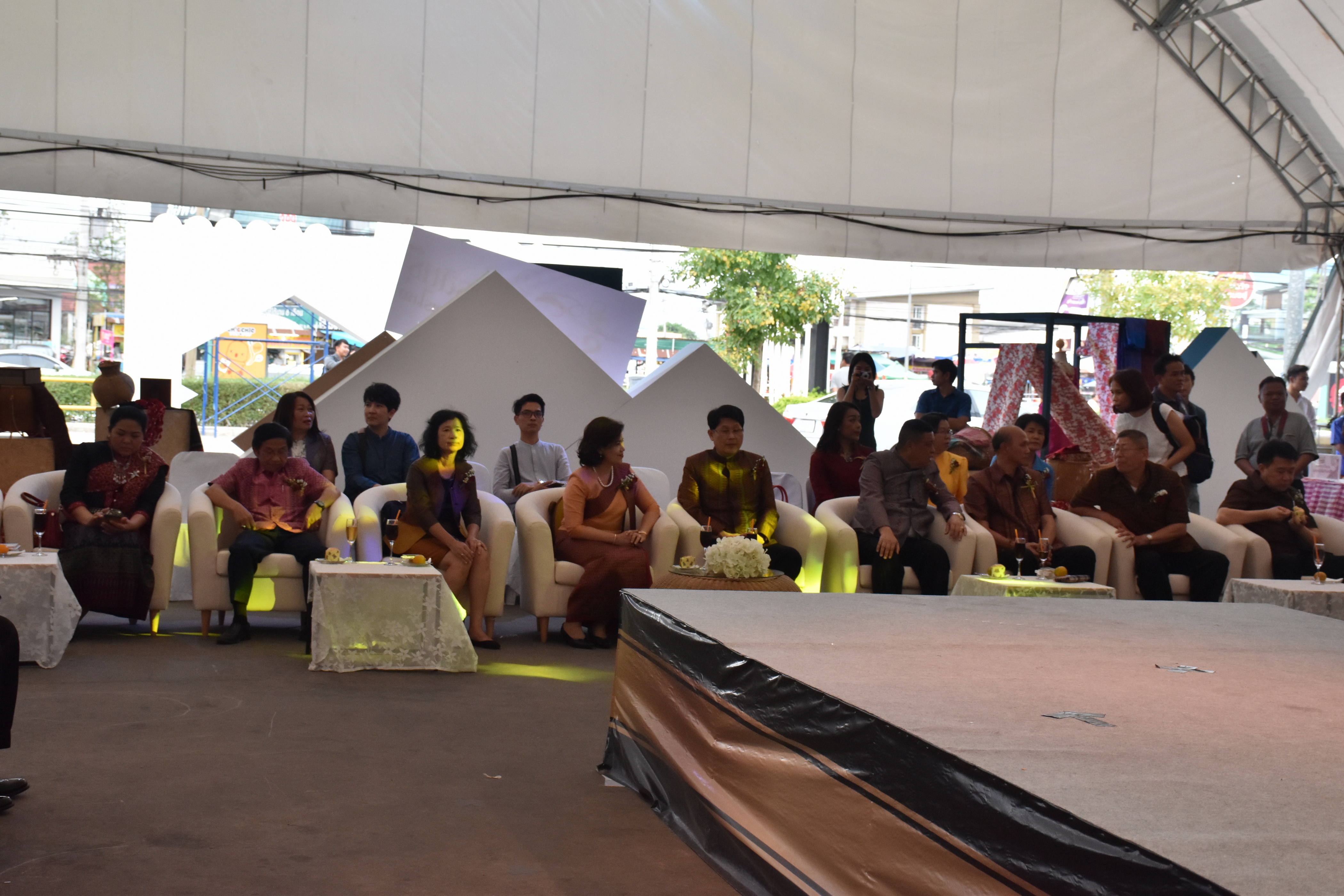23 กุมภาพันธ์ 2561 งาน “ร้อยแก่นสารสินธุ์ งานศิลป์แห่งแผ่นดิน ถิ่นแพรไหม” มหกรรมแสดงแฟชั่นและจำหน่ายผ้าไหมกลุ่มจังหวัดร้อยแก่นสารสินธุ์ งานจำหน่ายสินค้า OTOP จังหวัดมหาสารคาม