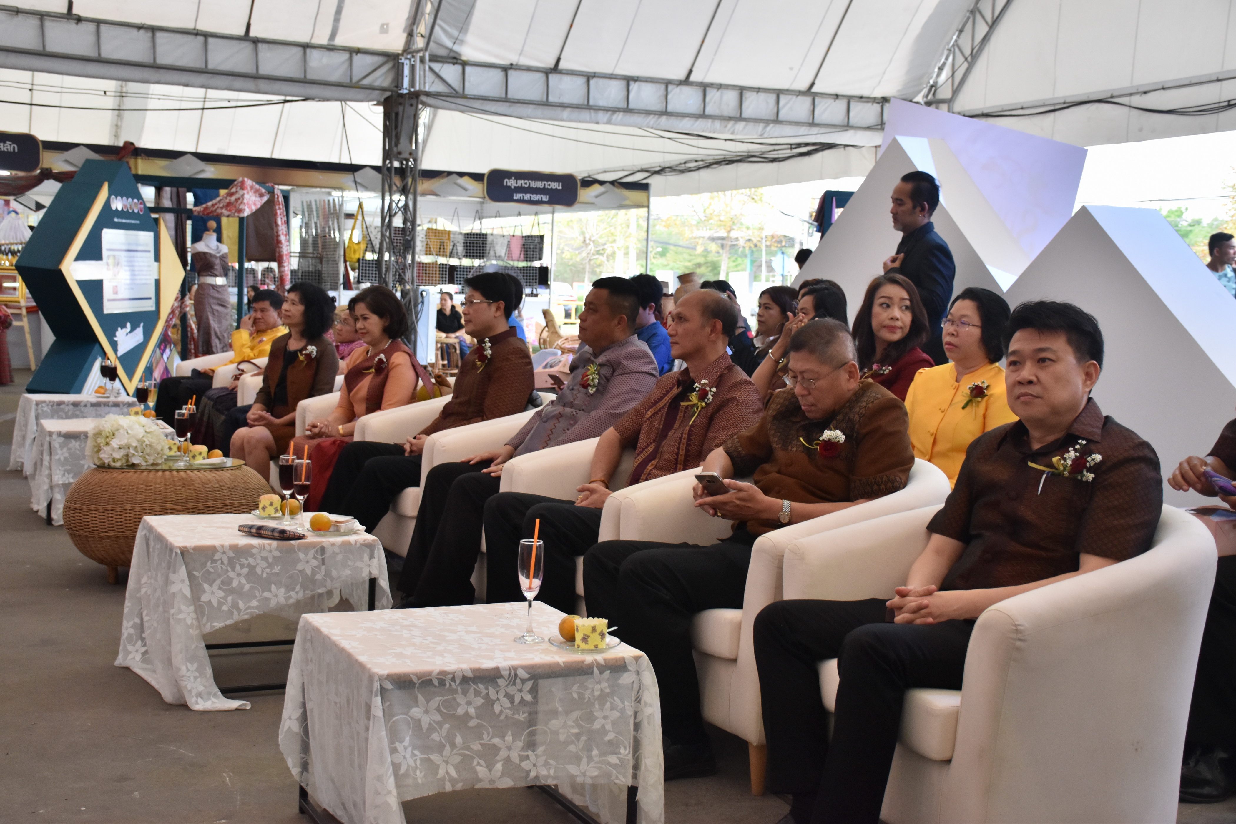23 กุมภาพันธ์ 2561 งาน “ร้อยแก่นสารสินธุ์ งานศิลป์แห่งแผ่นดิน ถิ่นแพรไหม” มหกรรมแสดงแฟชั่นและจำหน่ายผ้าไหมกลุ่มจังหวัดร้อยแก่นสารสินธุ์ งานจำหน่ายสินค้า OTOP จังหวัดมหาสารคาม