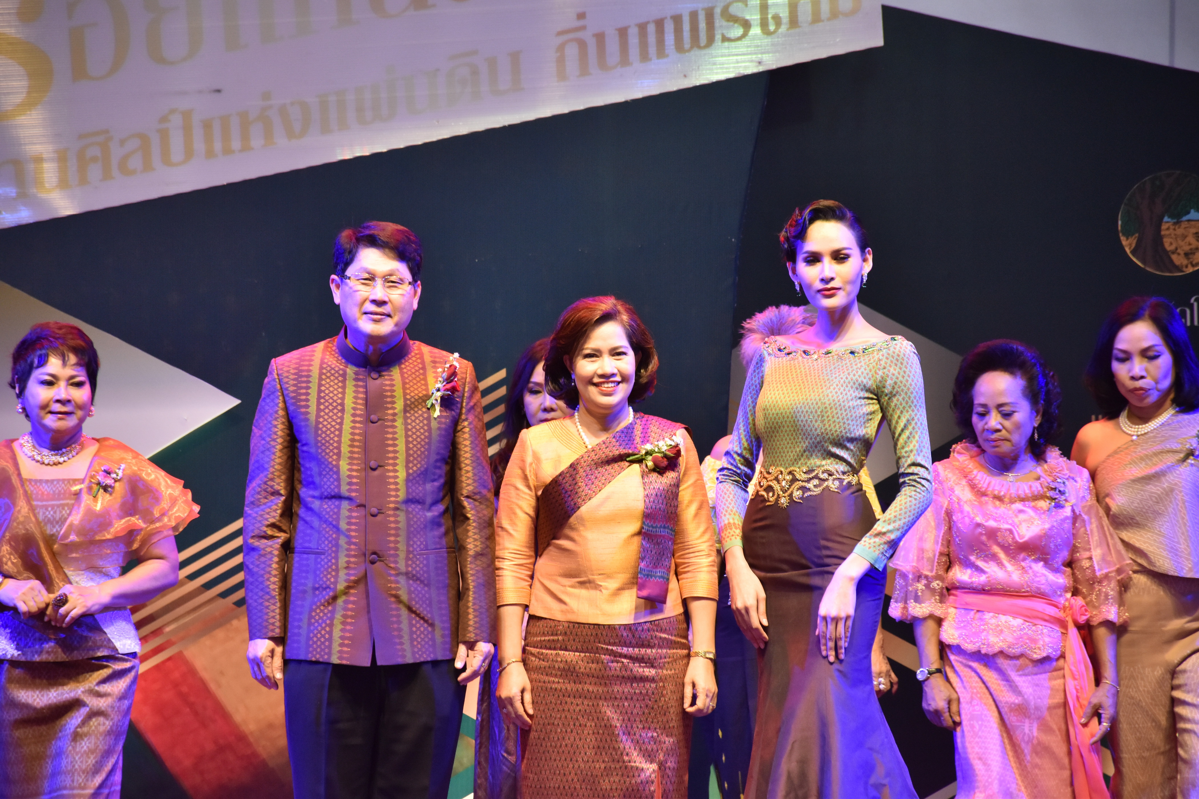 23 กุมภาพันธ์ 2561 งาน “ร้อยแก่นสารสินธุ์ งานศิลป์แห่งแผ่นดิน ถิ่นแพรไหม” มหกรรมแสดงแฟชั่นและจำหน่ายผ้าไหมกลุ่มจังหวัดร้อยแก่นสารสินธุ์ งานจำหน่ายสินค้า OTOP จังหวัดมหาสารคาม