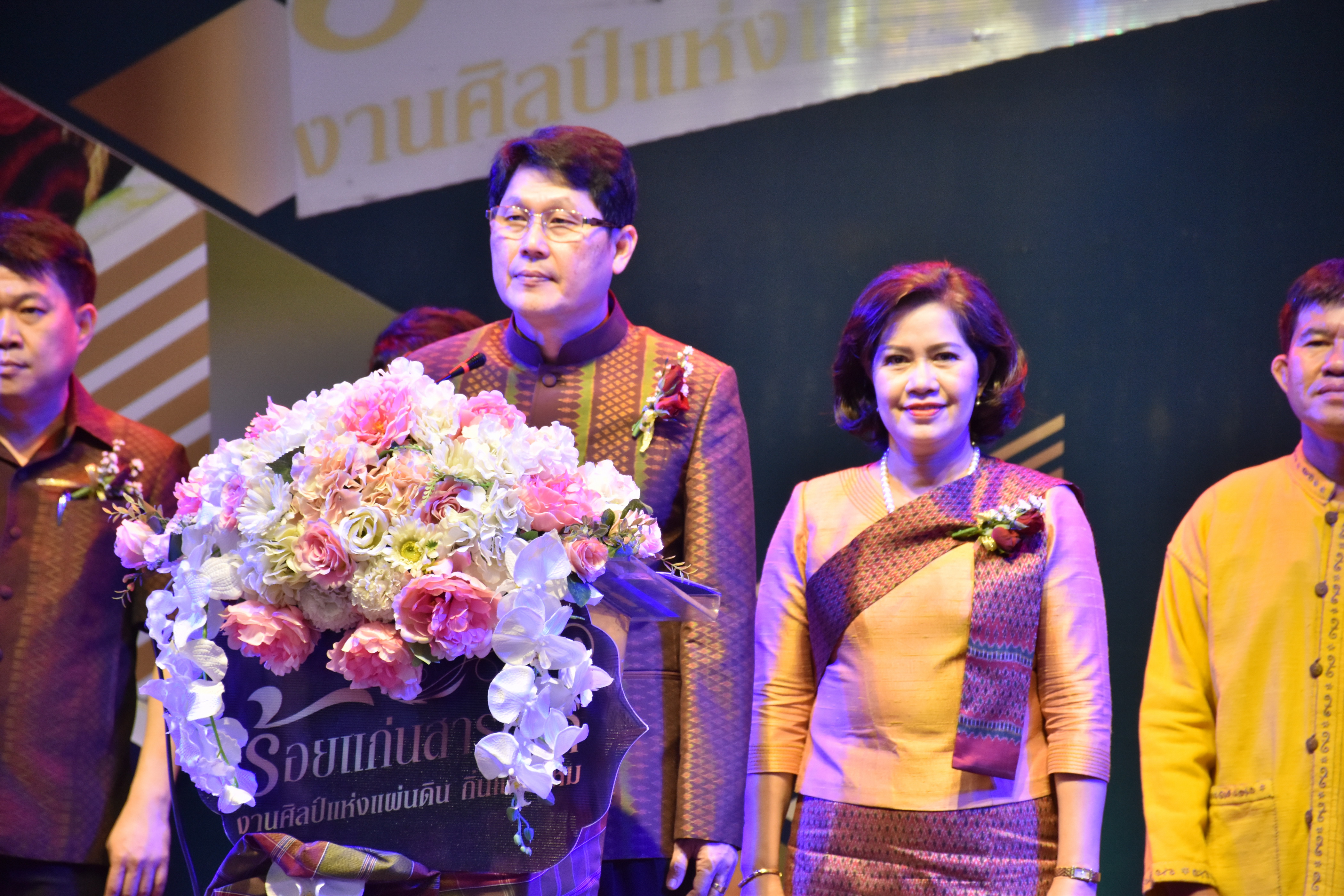 23 กุมภาพันธ์ 2561 งาน “ร้อยแก่นสารสินธุ์ งานศิลป์แห่งแผ่นดิน ถิ่นแพรไหม” มหกรรมแสดงแฟชั่นและจำหน่ายผ้าไหมกลุ่มจังหวัดร้อยแก่นสารสินธุ์ งานจำหน่ายสินค้า OTOP จังหวัดมหาสารคาม
