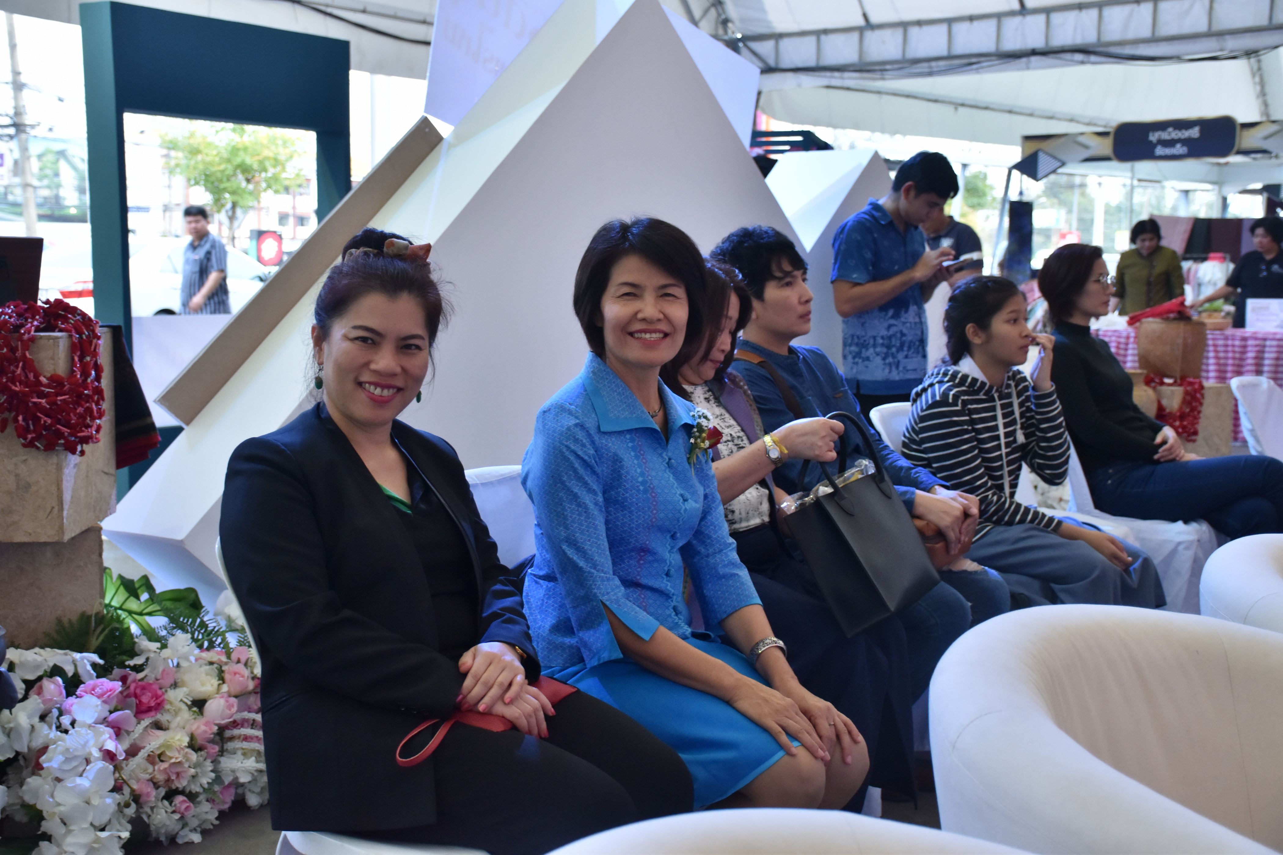 23 กุมภาพันธ์ 2561 งาน “ร้อยแก่นสารสินธุ์ งานศิลป์แห่งแผ่นดิน ถิ่นแพรไหม” มหกรรมแสดงแฟชั่นและจำหน่ายผ้าไหมกลุ่มจังหวัดร้อยแก่นสารสินธุ์ งานจำหน่ายสินค้า OTOP จังหวัดมหาสารคาม