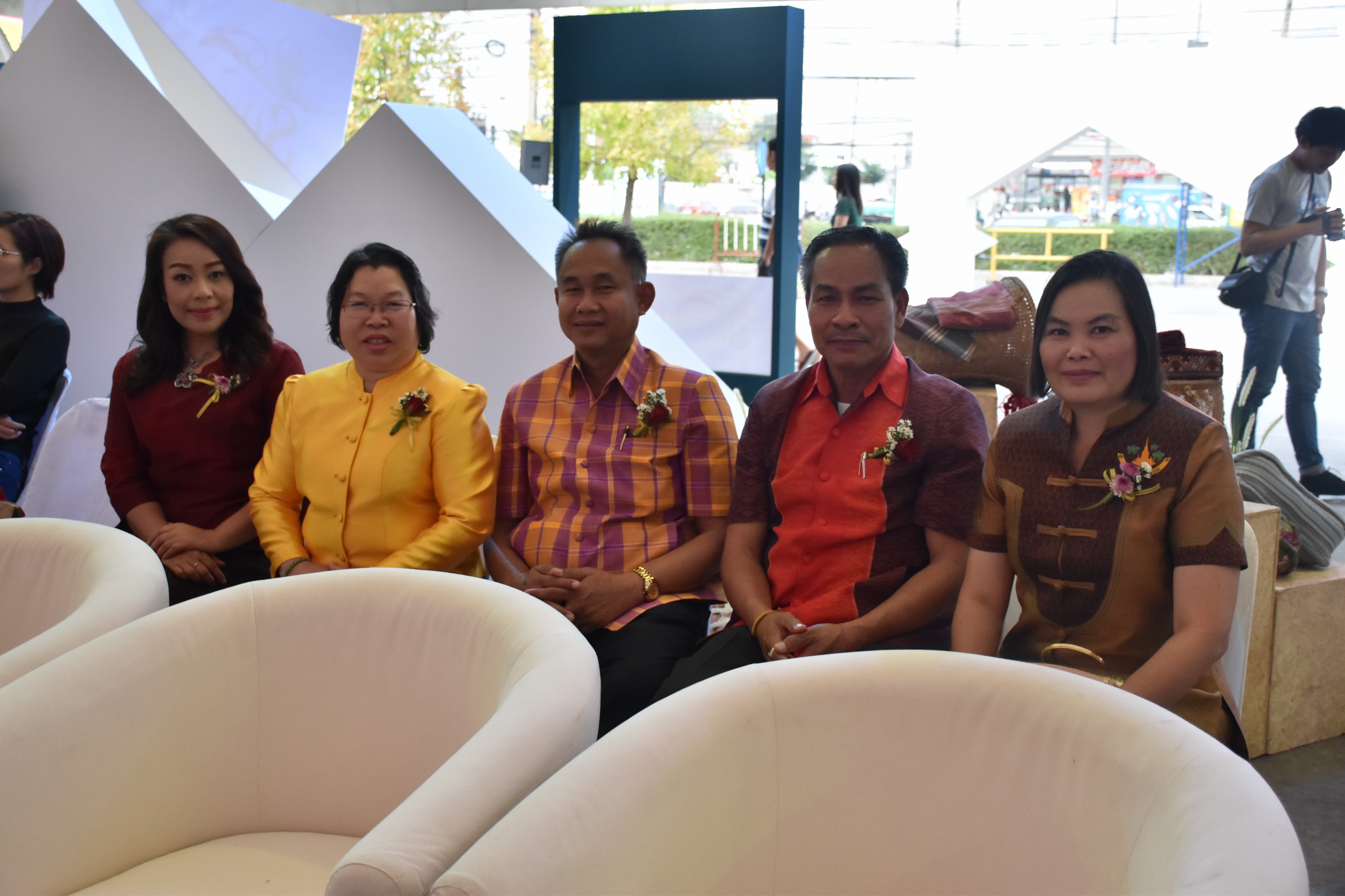 23 กุมภาพันธ์ 2561 งาน “ร้อยแก่นสารสินธุ์ งานศิลป์แห่งแผ่นดิน ถิ่นแพรไหม” มหกรรมแสดงแฟชั่นและจำหน่ายผ้าไหมกลุ่มจังหวัดร้อยแก่นสารสินธุ์ งานจำหน่ายสินค้า OTOP จังหวัดมหาสารคาม