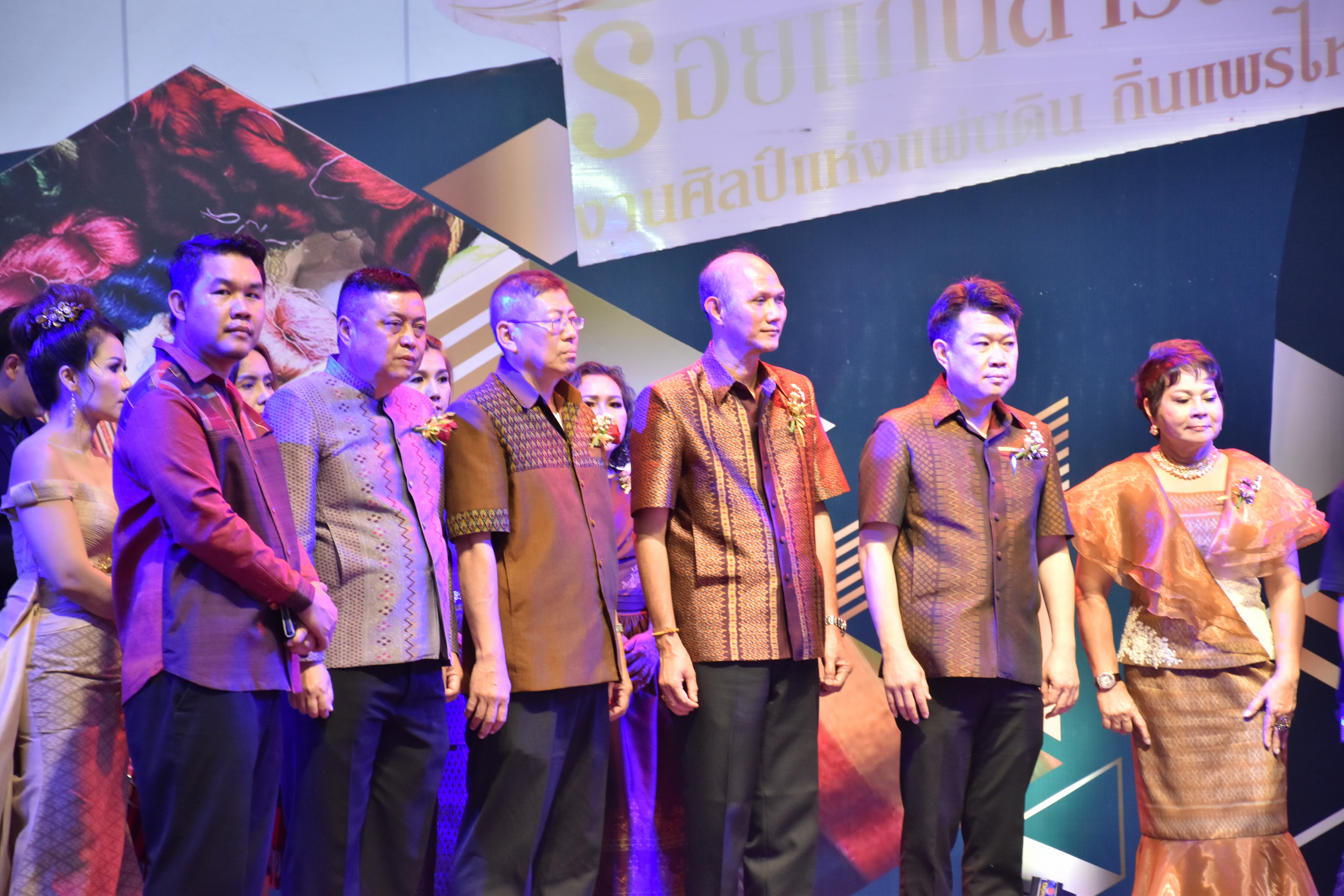 23 กุมภาพันธ์ 2561 งาน “ร้อยแก่นสารสินธุ์ งานศิลป์แห่งแผ่นดิน ถิ่นแพรไหม” มหกรรมแสดงแฟชั่นและจำหน่ายผ้าไหมกลุ่มจังหวัดร้อยแก่นสารสินธุ์ งานจำหน่ายสินค้า OTOP จังหวัดมหาสารคาม