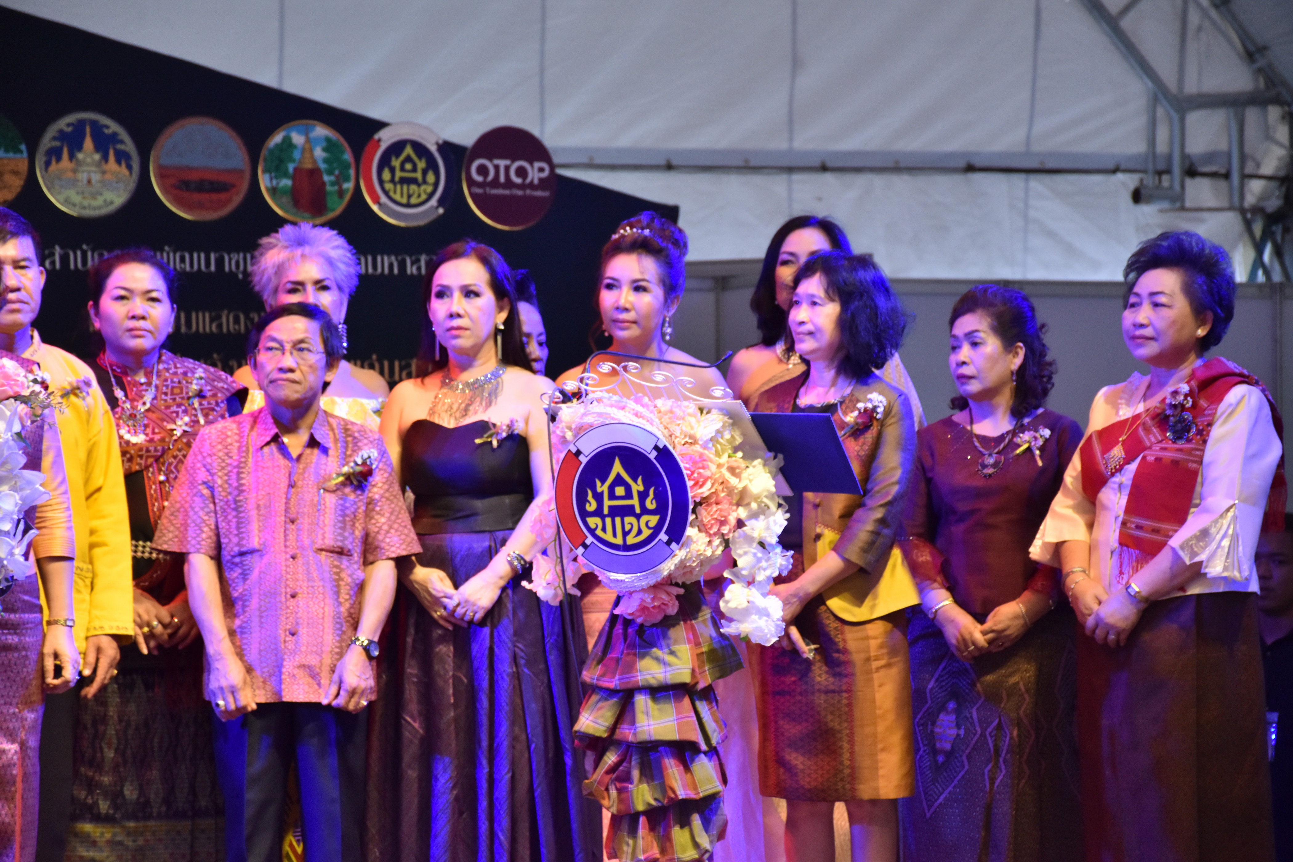 23 กุมภาพันธ์ 2561 งาน “ร้อยแก่นสารสินธุ์ งานศิลป์แห่งแผ่นดิน ถิ่นแพรไหม” มหกรรมแสดงแฟชั่นและจำหน่ายผ้าไหมกลุ่มจังหวัดร้อยแก่นสารสินธุ์ งานจำหน่ายสินค้า OTOP จังหวัดมหาสารคาม