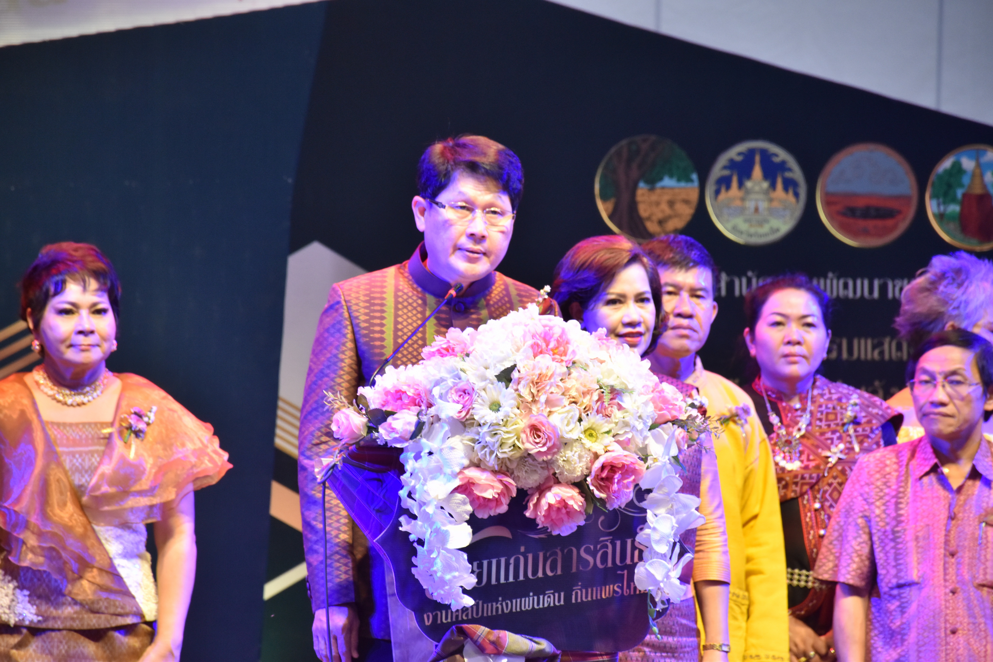 23 กุมภาพันธ์ 2561 งาน “ร้อยแก่นสารสินธุ์ งานศิลป์แห่งแผ่นดิน ถิ่นแพรไหม” มหกรรมแสดงแฟชั่นและจำหน่ายผ้าไหมกลุ่มจังหวัดร้อยแก่นสารสินธุ์ งานจำหน่ายสินค้า OTOP จังหวัดมหาสารคาม