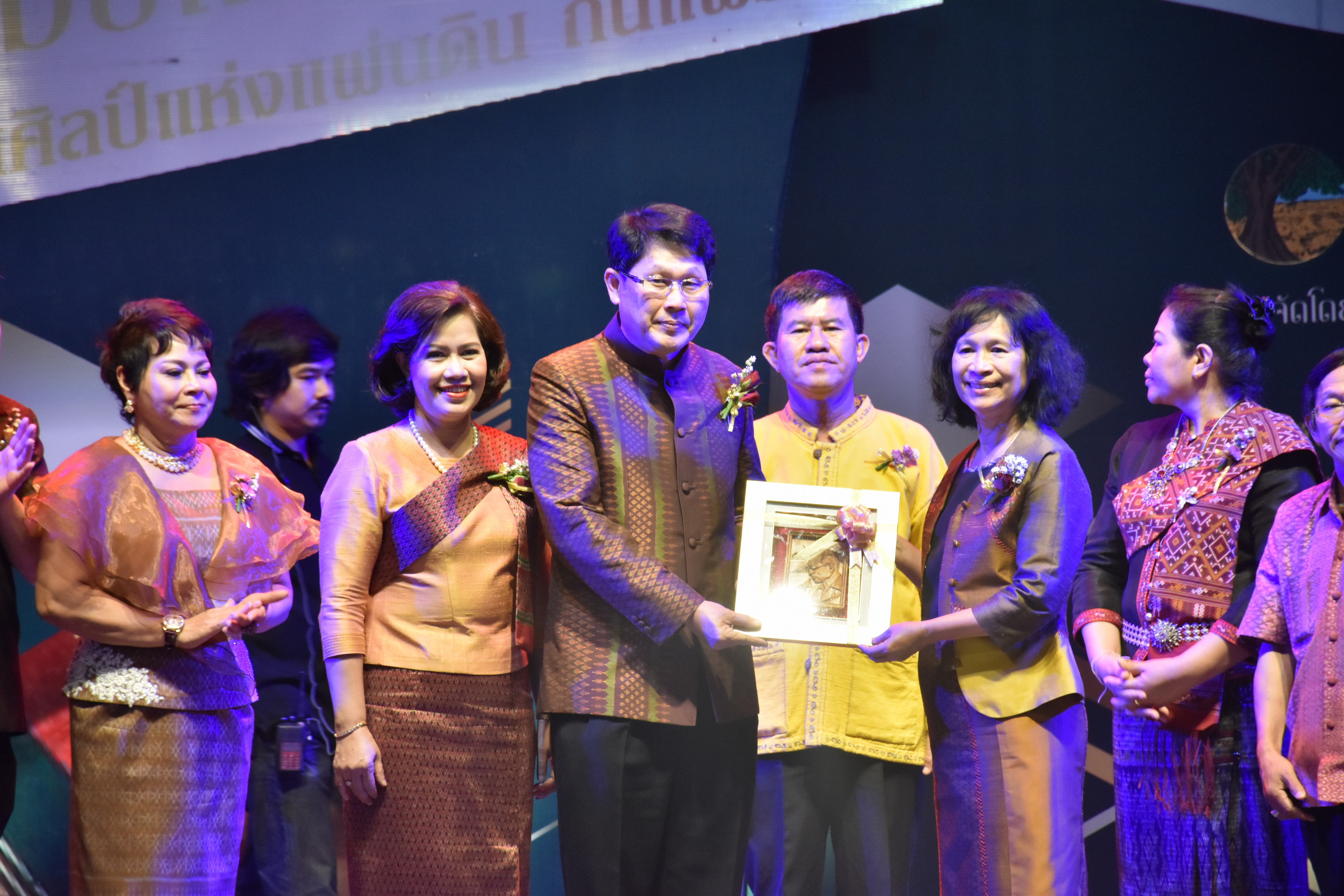 23 กุมภาพันธ์ 2561 งาน “ร้อยแก่นสารสินธุ์ งานศิลป์แห่งแผ่นดิน ถิ่นแพรไหม” มหกรรมแสดงแฟชั่นและจำหน่ายผ้าไหมกลุ่มจังหวัดร้อยแก่นสารสินธุ์ งานจำหน่ายสินค้า OTOP จังหวัดมหาสารคาม