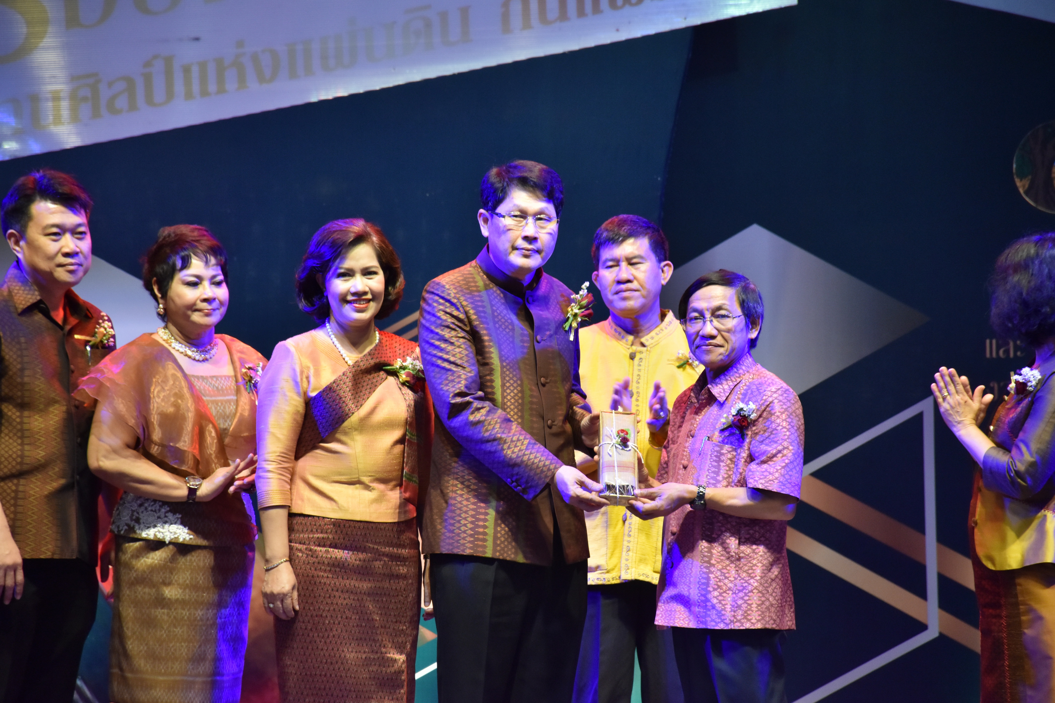 23 กุมภาพันธ์ 2561 งาน “ร้อยแก่นสารสินธุ์ งานศิลป์แห่งแผ่นดิน ถิ่นแพรไหม” มหกรรมแสดงแฟชั่นและจำหน่ายผ้าไหมกลุ่มจังหวัดร้อยแก่นสารสินธุ์ งานจำหน่ายสินค้า OTOP จังหวัดมหาสารคาม