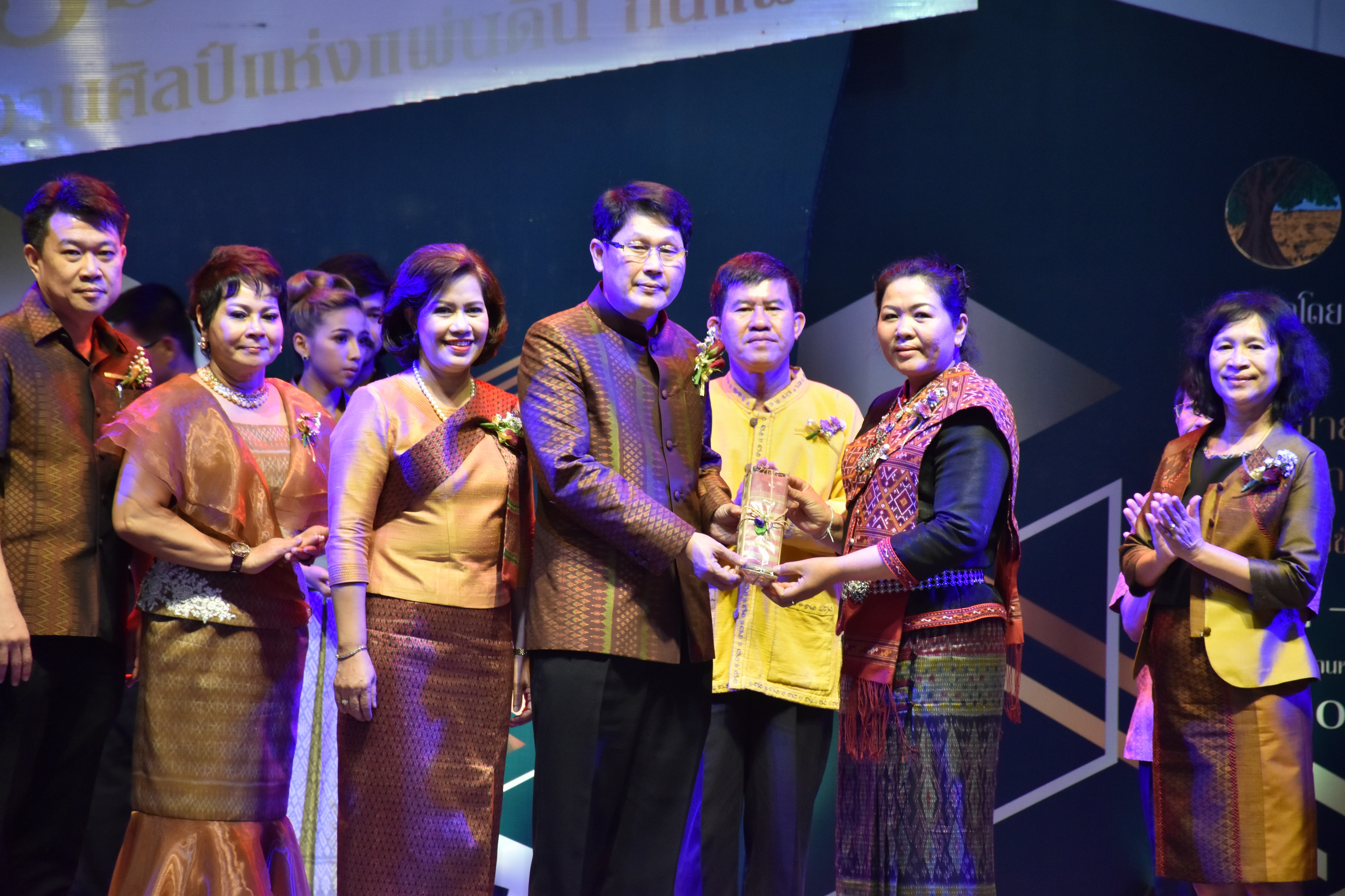 23 กุมภาพันธ์ 2561 งาน “ร้อยแก่นสารสินธุ์ งานศิลป์แห่งแผ่นดิน ถิ่นแพรไหม” มหกรรมแสดงแฟชั่นและจำหน่ายผ้าไหมกลุ่มจังหวัดร้อยแก่นสารสินธุ์ งานจำหน่ายสินค้า OTOP จังหวัดมหาสารคาม