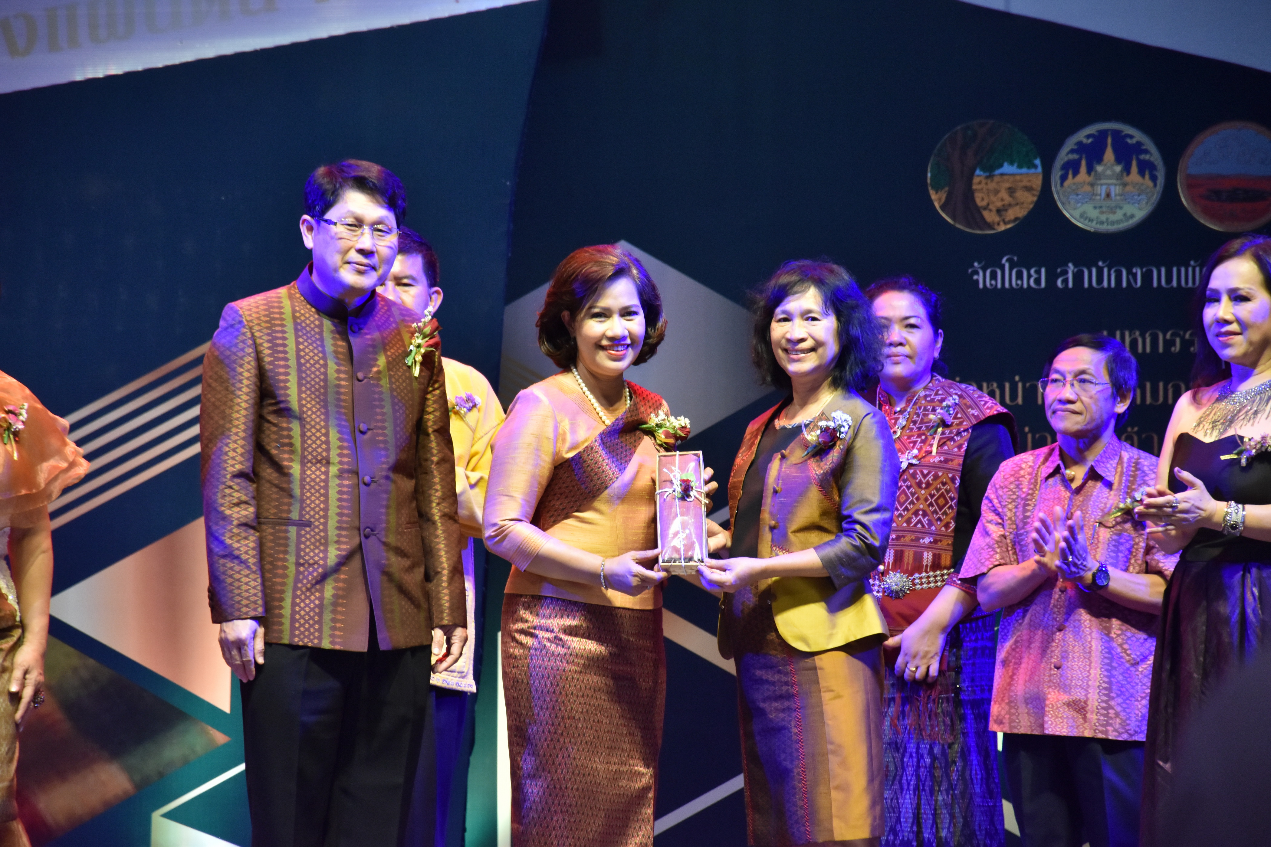 23 กุมภาพันธ์ 2561 งาน “ร้อยแก่นสารสินธุ์ งานศิลป์แห่งแผ่นดิน ถิ่นแพรไหม” มหกรรมแสดงแฟชั่นและจำหน่ายผ้าไหมกลุ่มจังหวัดร้อยแก่นสารสินธุ์ งานจำหน่ายสินค้า OTOP จังหวัดมหาสารคาม