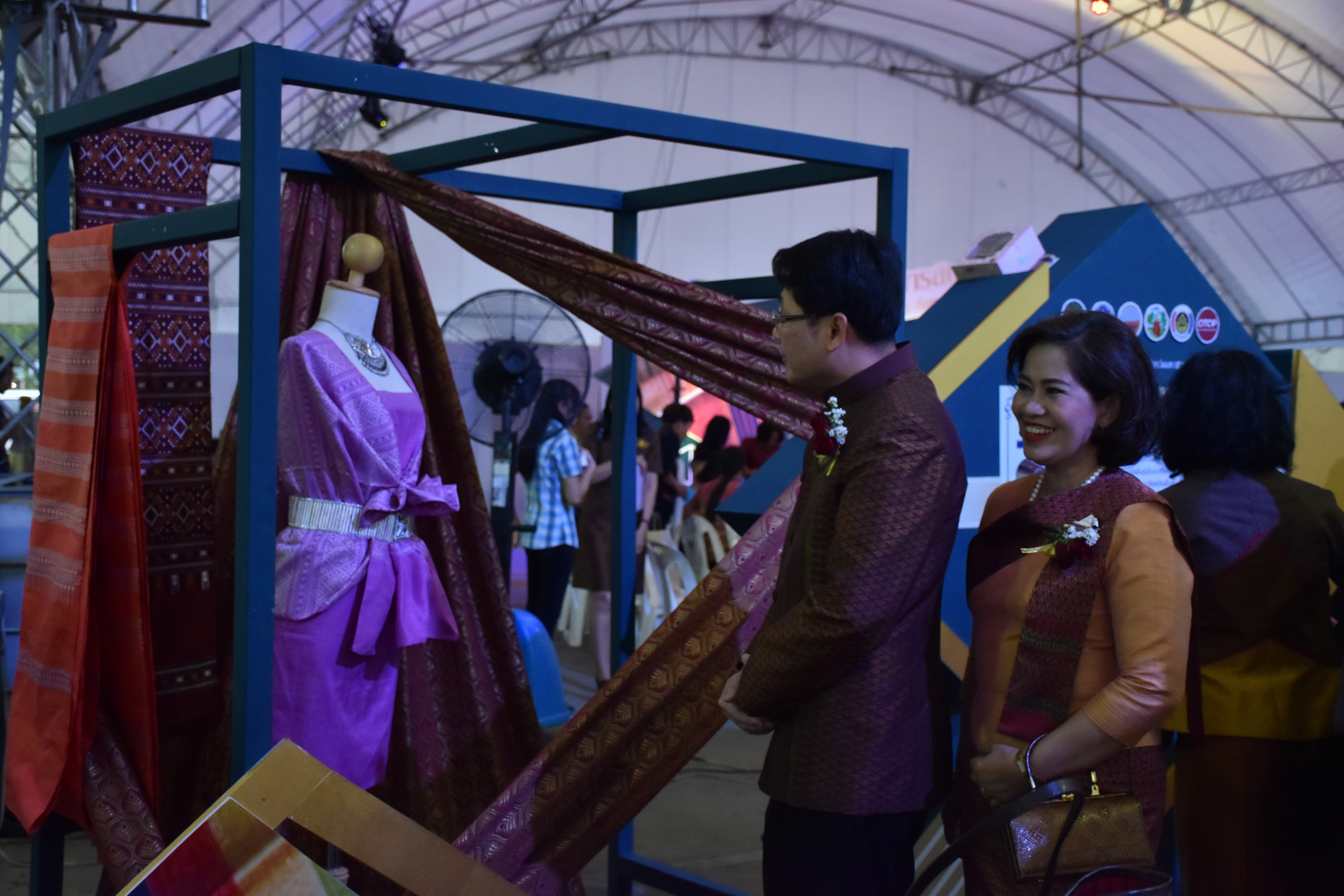 23 กุมภาพันธ์ 2561 งาน “ร้อยแก่นสารสินธุ์ งานศิลป์แห่งแผ่นดิน ถิ่นแพรไหม” มหกรรมแสดงแฟชั่นและจำหน่ายผ้าไหมกลุ่มจังหวัดร้อยแก่นสารสินธุ์ งานจำหน่ายสินค้า OTOP จังหวัดมหาสารคาม