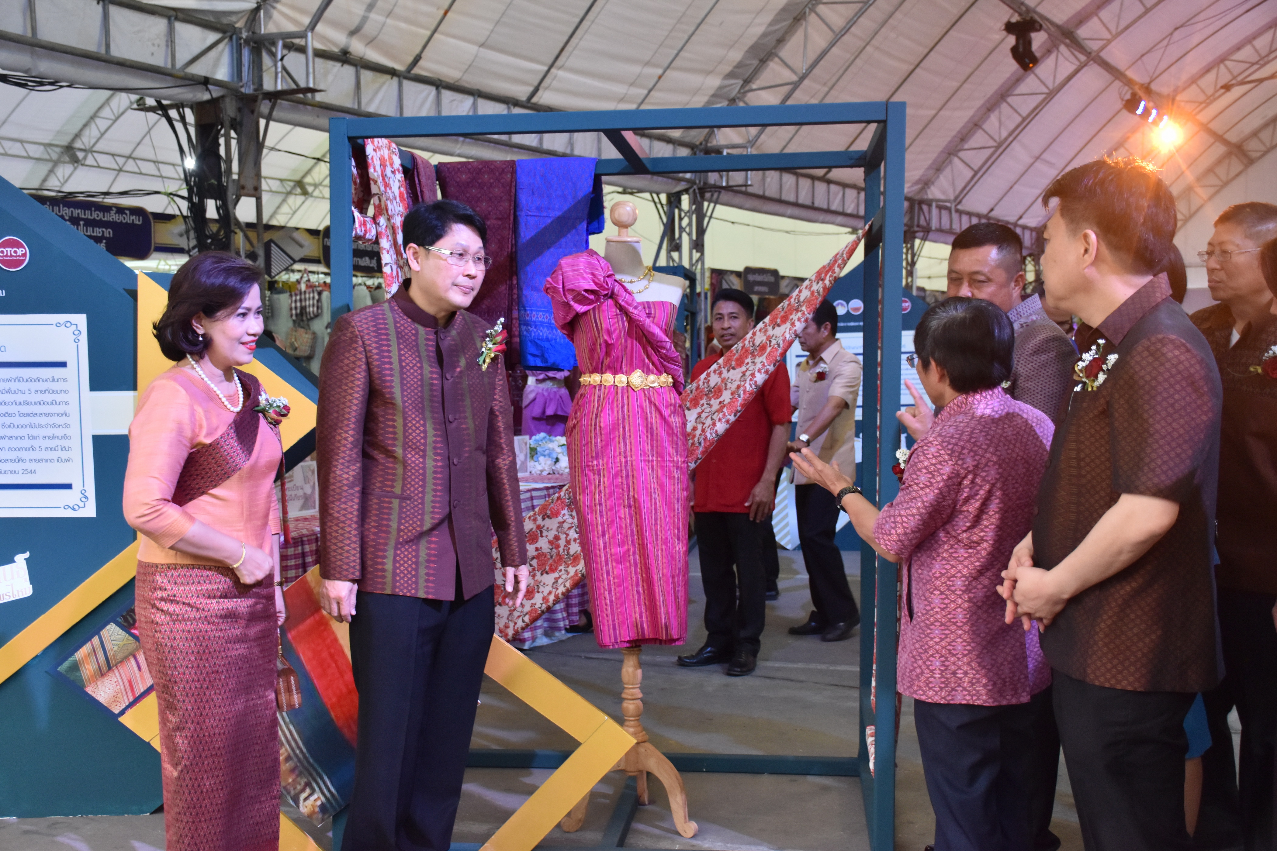 23 กุมภาพันธ์ 2561 งาน “ร้อยแก่นสารสินธุ์ งานศิลป์แห่งแผ่นดิน ถิ่นแพรไหม” มหกรรมแสดงแฟชั่นและจำหน่ายผ้าไหมกลุ่มจังหวัดร้อยแก่นสารสินธุ์ งานจำหน่ายสินค้า OTOP จังหวัดมหาสารคาม