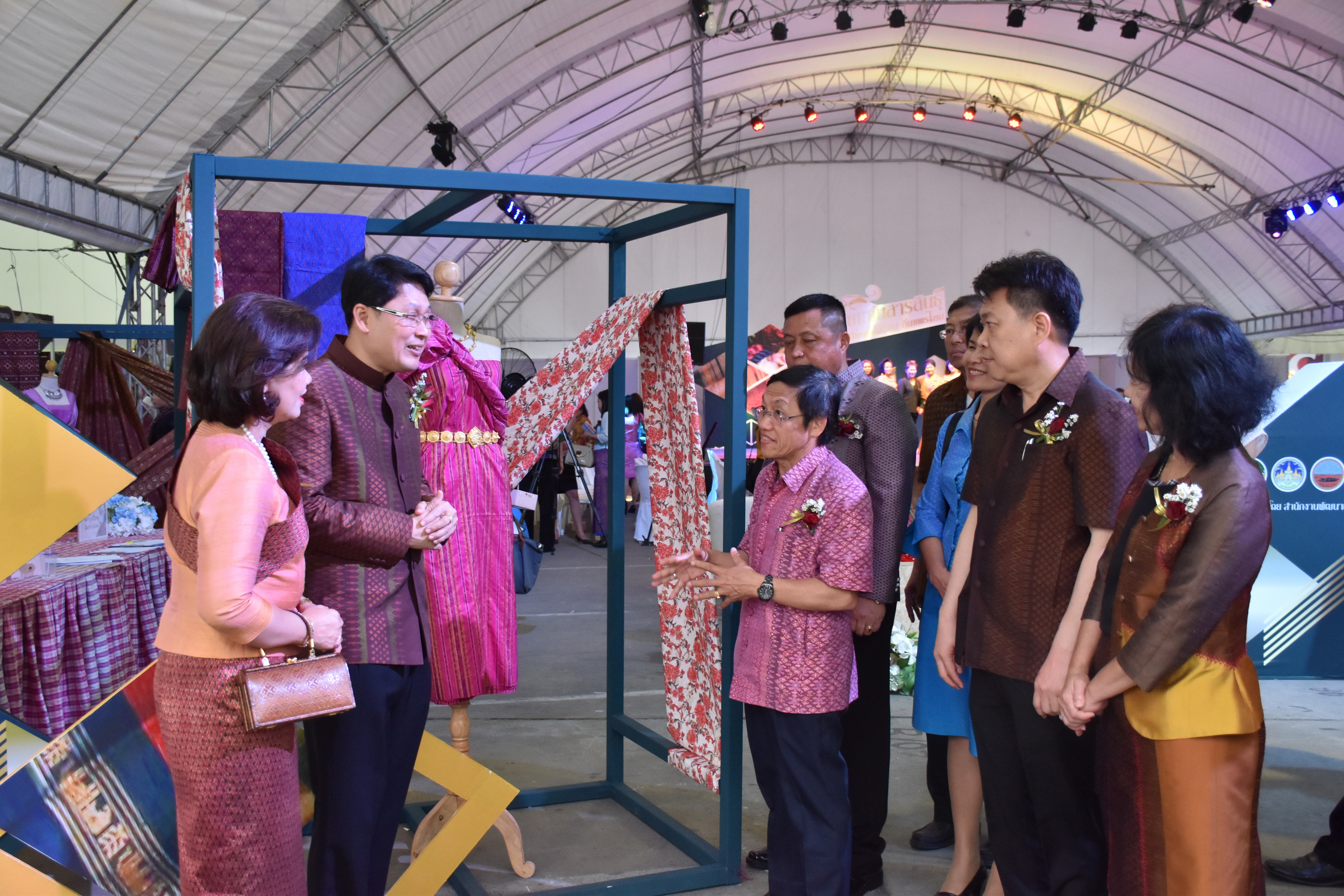 23 กุมภาพันธ์ 2561 งาน “ร้อยแก่นสารสินธุ์ งานศิลป์แห่งแผ่นดิน ถิ่นแพรไหม” มหกรรมแสดงแฟชั่นและจำหน่ายผ้าไหมกลุ่มจังหวัดร้อยแก่นสารสินธุ์ งานจำหน่ายสินค้า OTOP จังหวัดมหาสารคาม