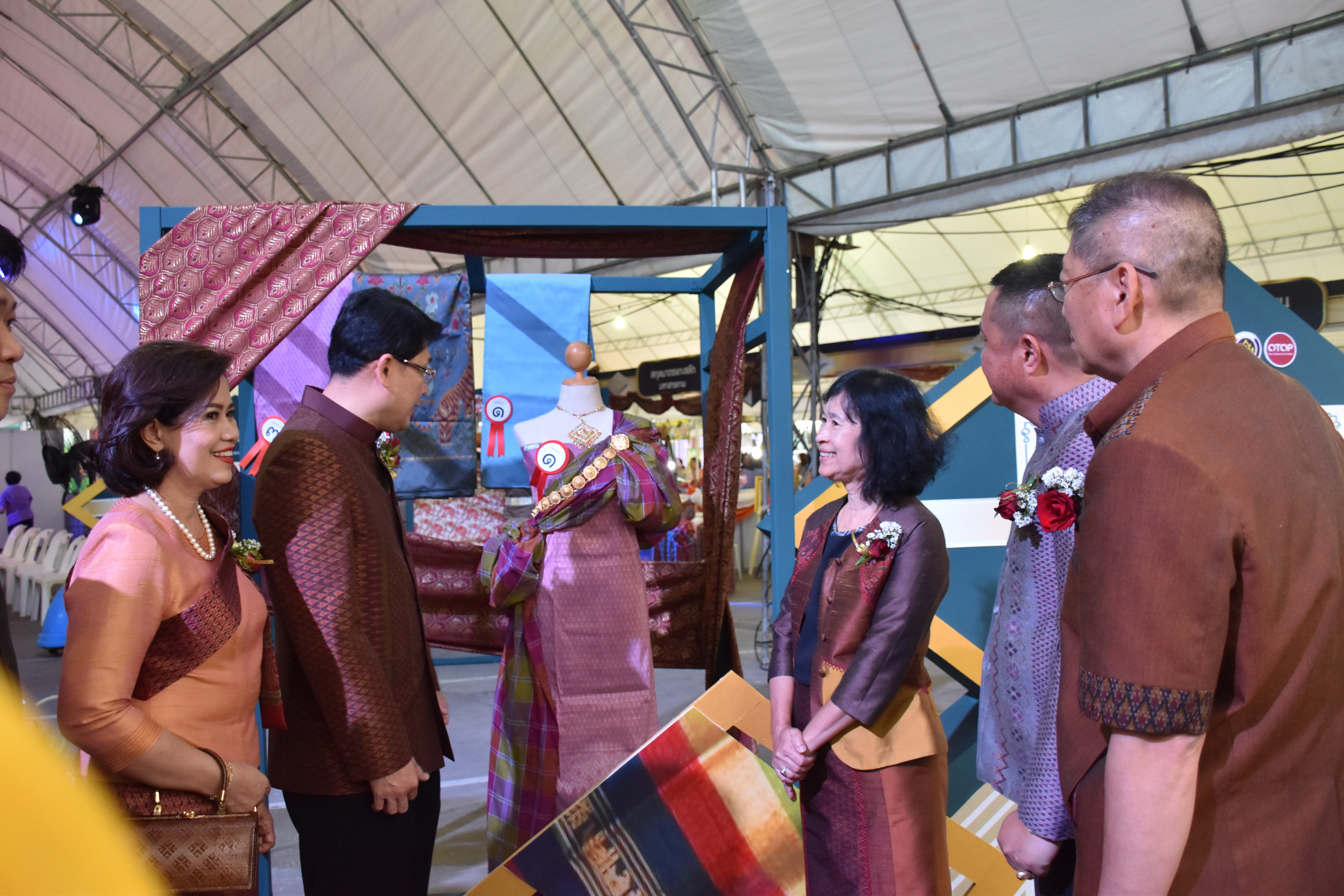 23 กุมภาพันธ์ 2561 งาน “ร้อยแก่นสารสินธุ์ งานศิลป์แห่งแผ่นดิน ถิ่นแพรไหม” มหกรรมแสดงแฟชั่นและจำหน่ายผ้าไหมกลุ่มจังหวัดร้อยแก่นสารสินธุ์ งานจำหน่ายสินค้า OTOP จังหวัดมหาสารคาม