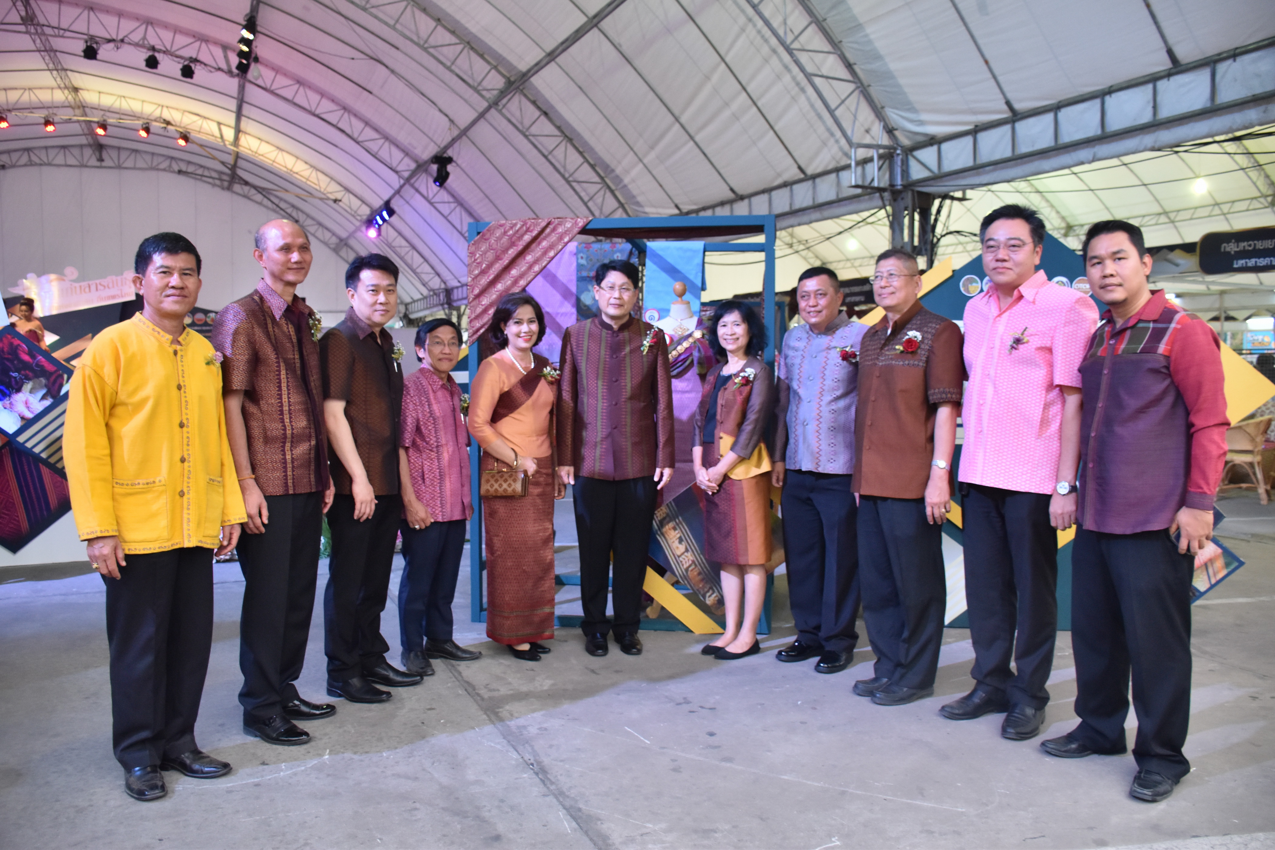 23 กุมภาพันธ์ 2561 งาน “ร้อยแก่นสารสินธุ์ งานศิลป์แห่งแผ่นดิน ถิ่นแพรไหม” มหกรรมแสดงแฟชั่นและจำหน่ายผ้าไหมกลุ่มจังหวัดร้อยแก่นสารสินธุ์ งานจำหน่ายสินค้า OTOP จังหวัดมหาสารคาม