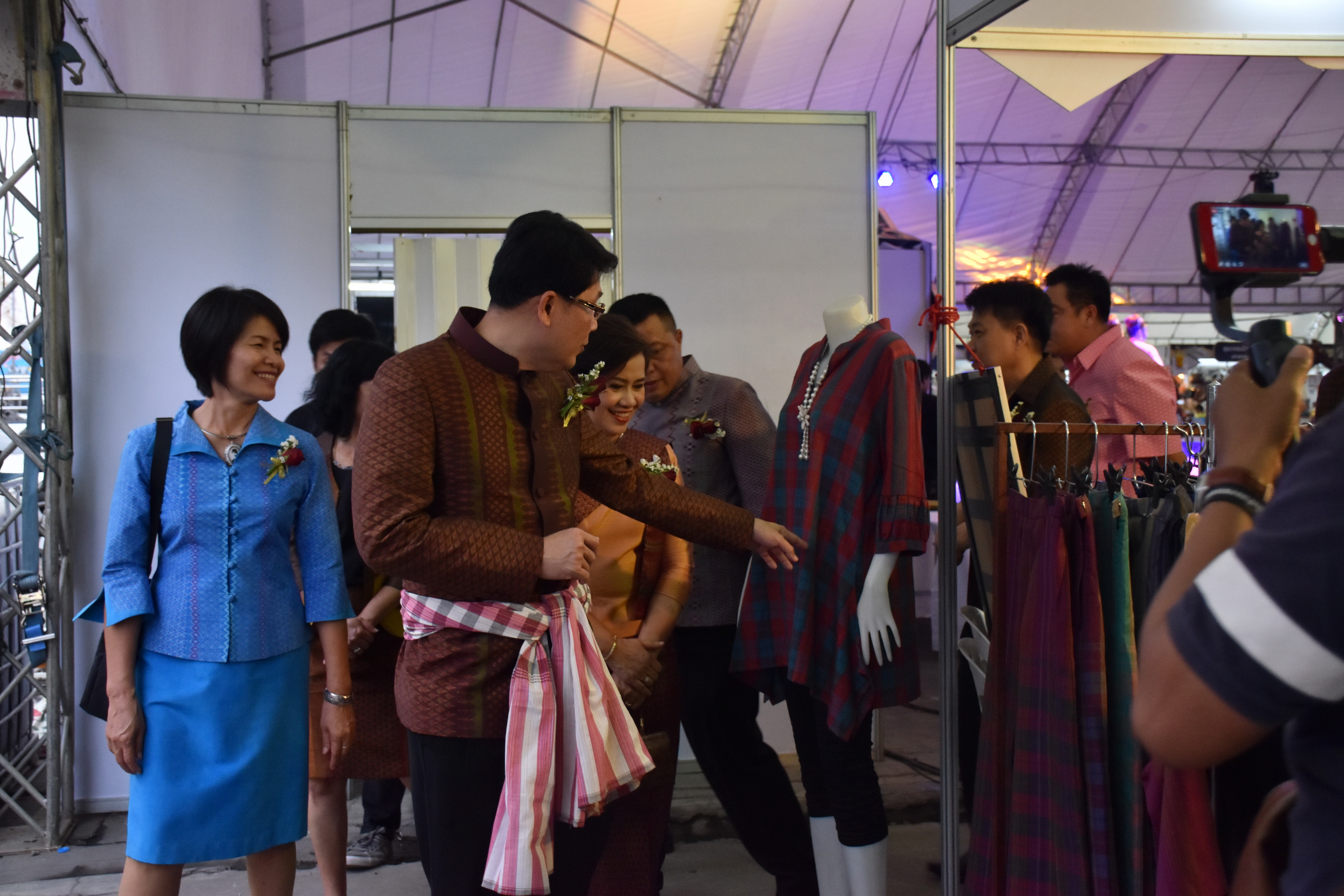23 กุมภาพันธ์ 2561 งาน “ร้อยแก่นสารสินธุ์ งานศิลป์แห่งแผ่นดิน ถิ่นแพรไหม” มหกรรมแสดงแฟชั่นและจำหน่ายผ้าไหมกลุ่มจังหวัดร้อยแก่นสารสินธุ์ งานจำหน่ายสินค้า OTOP จังหวัดมหาสารคาม
