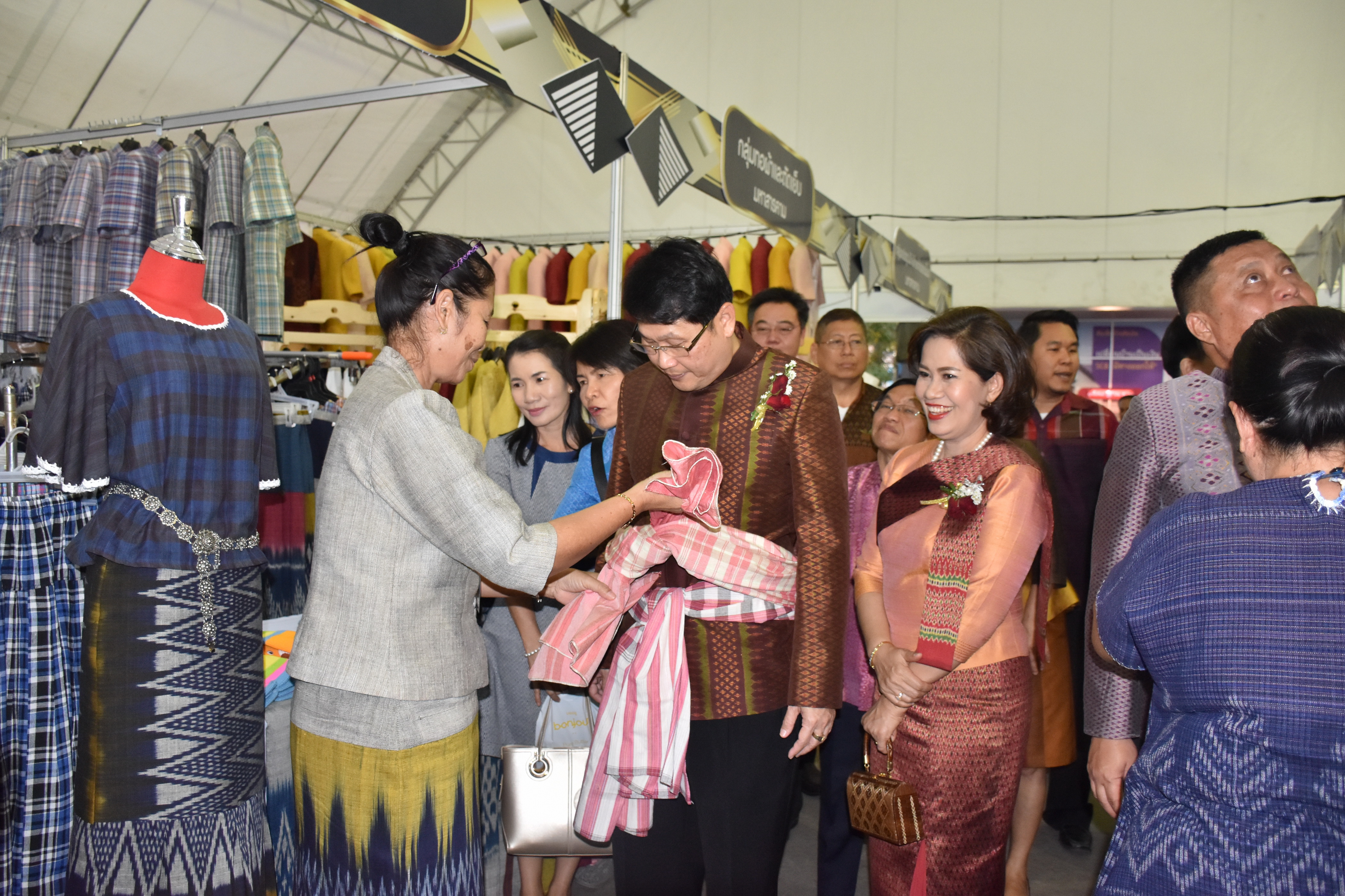 23 กุมภาพันธ์ 2561 งาน “ร้อยแก่นสารสินธุ์ งานศิลป์แห่งแผ่นดิน ถิ่นแพรไหม” มหกรรมแสดงแฟชั่นและจำหน่ายผ้าไหมกลุ่มจังหวัดร้อยแก่นสารสินธุ์ งานจำหน่ายสินค้า OTOP จังหวัดมหาสารคาม