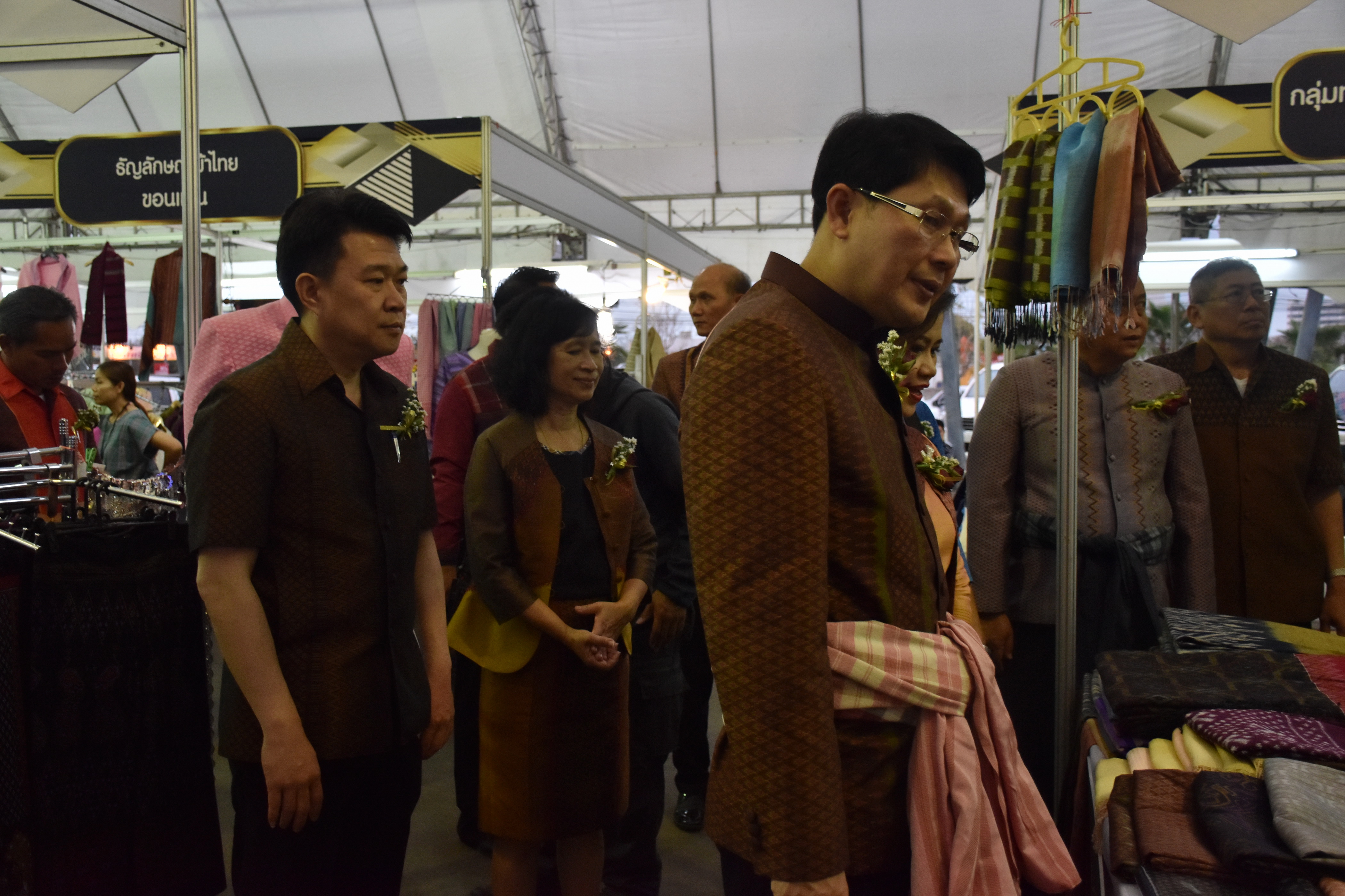 23 กุมภาพันธ์ 2561 งาน “ร้อยแก่นสารสินธุ์ งานศิลป์แห่งแผ่นดิน ถิ่นแพรไหม” มหกรรมแสดงแฟชั่นและจำหน่ายผ้าไหมกลุ่มจังหวัดร้อยแก่นสารสินธุ์ งานจำหน่ายสินค้า OTOP จังหวัดมหาสารคาม