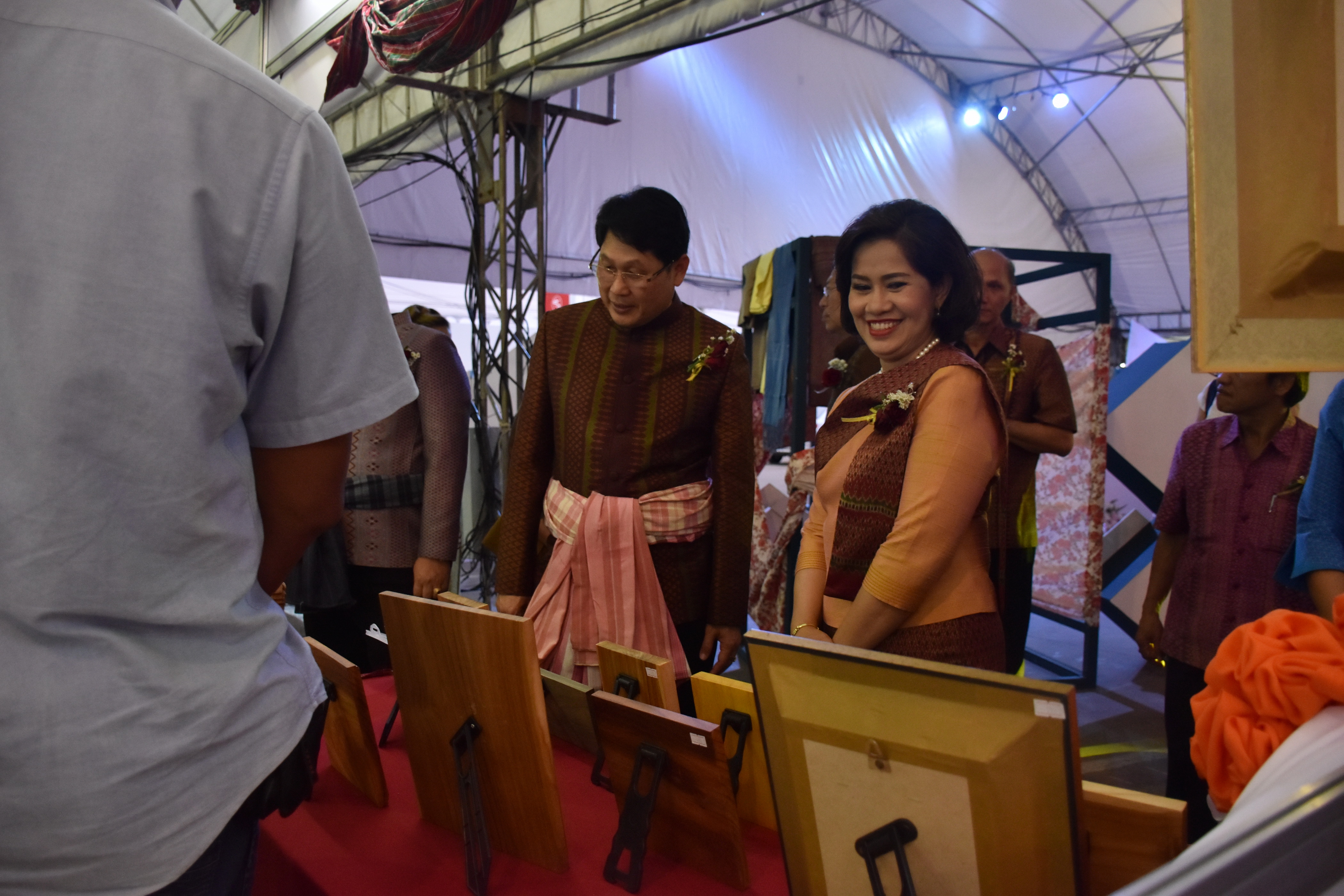 23 กุมภาพันธ์ 2561 งาน “ร้อยแก่นสารสินธุ์ งานศิลป์แห่งแผ่นดิน ถิ่นแพรไหม” มหกรรมแสดงแฟชั่นและจำหน่ายผ้าไหมกลุ่มจังหวัดร้อยแก่นสารสินธุ์ งานจำหน่ายสินค้า OTOP จังหวัดมหาสารคาม
