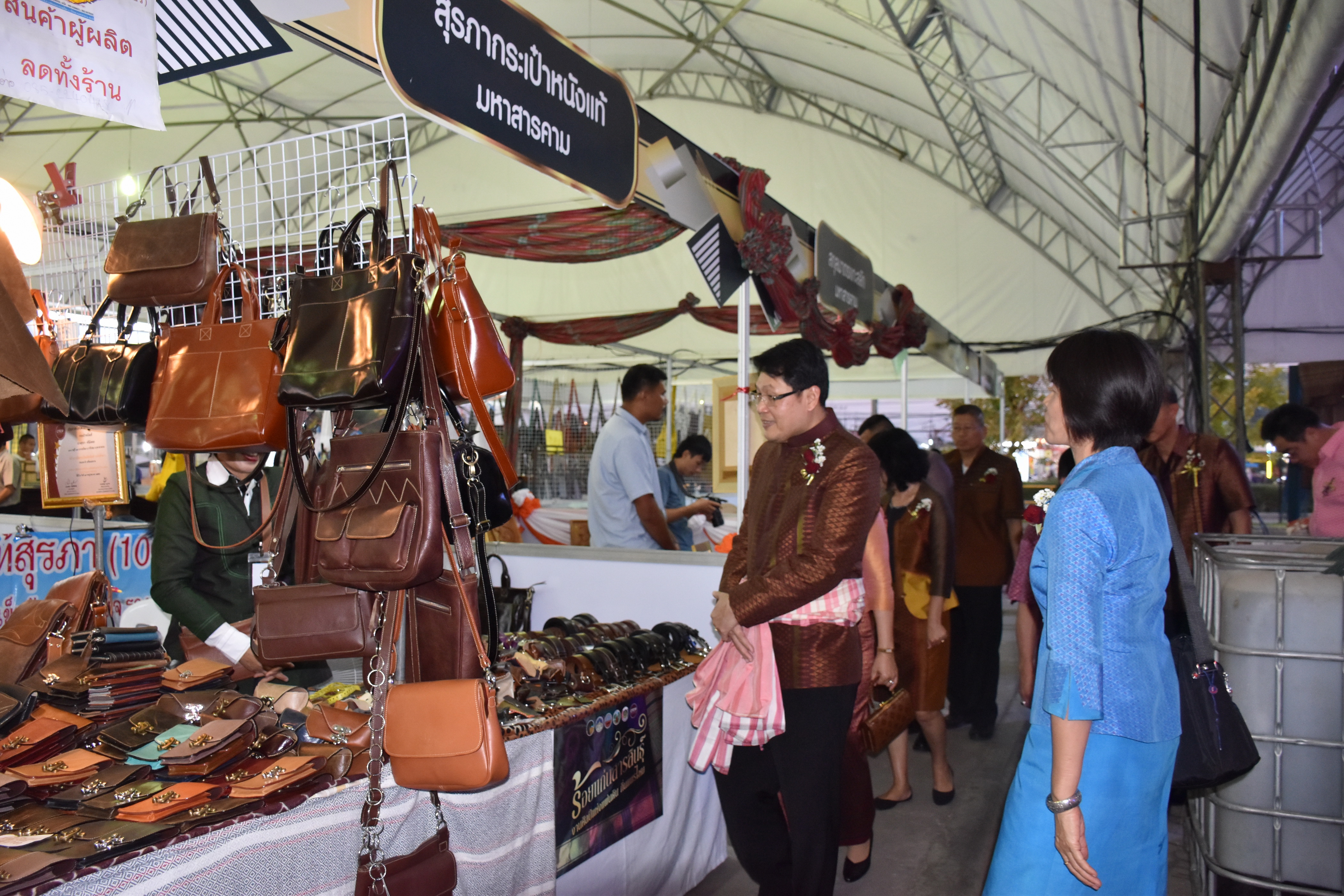 23 กุมภาพันธ์ 2561 งาน “ร้อยแก่นสารสินธุ์ งานศิลป์แห่งแผ่นดิน ถิ่นแพรไหม” มหกรรมแสดงแฟชั่นและจำหน่ายผ้าไหมกลุ่มจังหวัดร้อยแก่นสารสินธุ์ งานจำหน่ายสินค้า OTOP จังหวัดมหาสารคาม