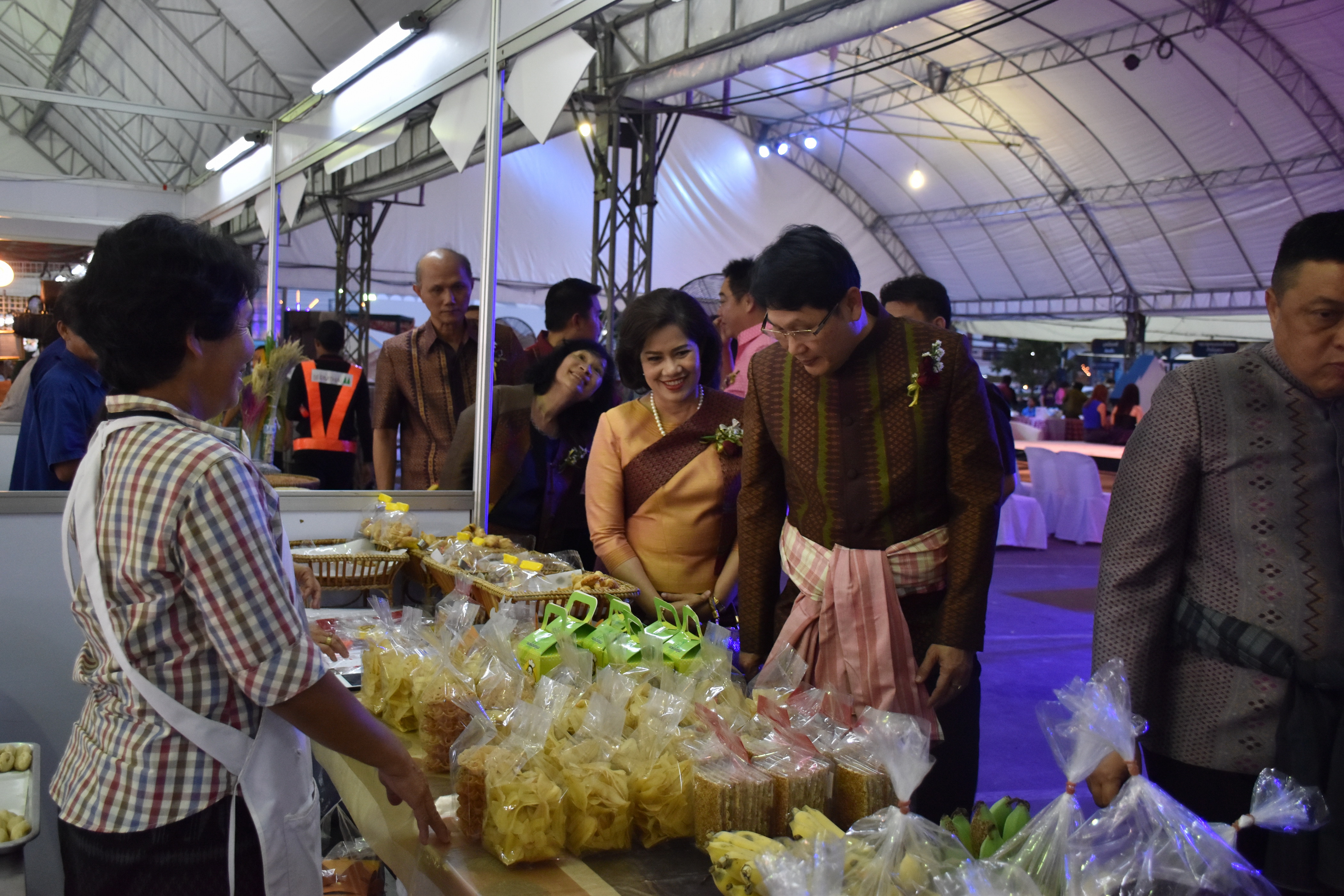 23 กุมภาพันธ์ 2561 งาน “ร้อยแก่นสารสินธุ์ งานศิลป์แห่งแผ่นดิน ถิ่นแพรไหม” มหกรรมแสดงแฟชั่นและจำหน่ายผ้าไหมกลุ่มจังหวัดร้อยแก่นสารสินธุ์ งานจำหน่ายสินค้า OTOP จังหวัดมหาสารคาม
