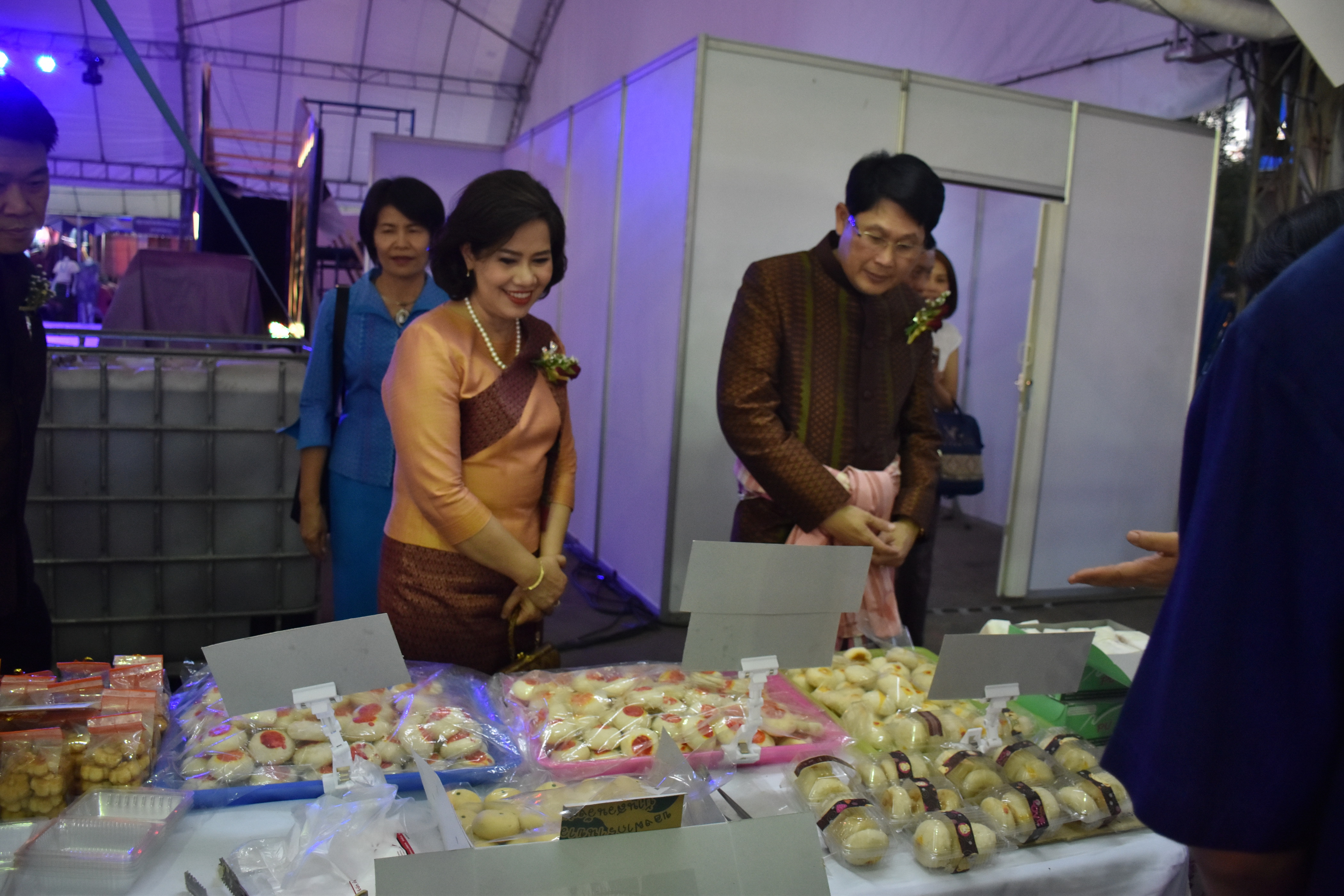 23 กุมภาพันธ์ 2561 งาน “ร้อยแก่นสารสินธุ์ งานศิลป์แห่งแผ่นดิน ถิ่นแพรไหม” มหกรรมแสดงแฟชั่นและจำหน่ายผ้าไหมกลุ่มจังหวัดร้อยแก่นสารสินธุ์ งานจำหน่ายสินค้า OTOP จังหวัดมหาสารคาม