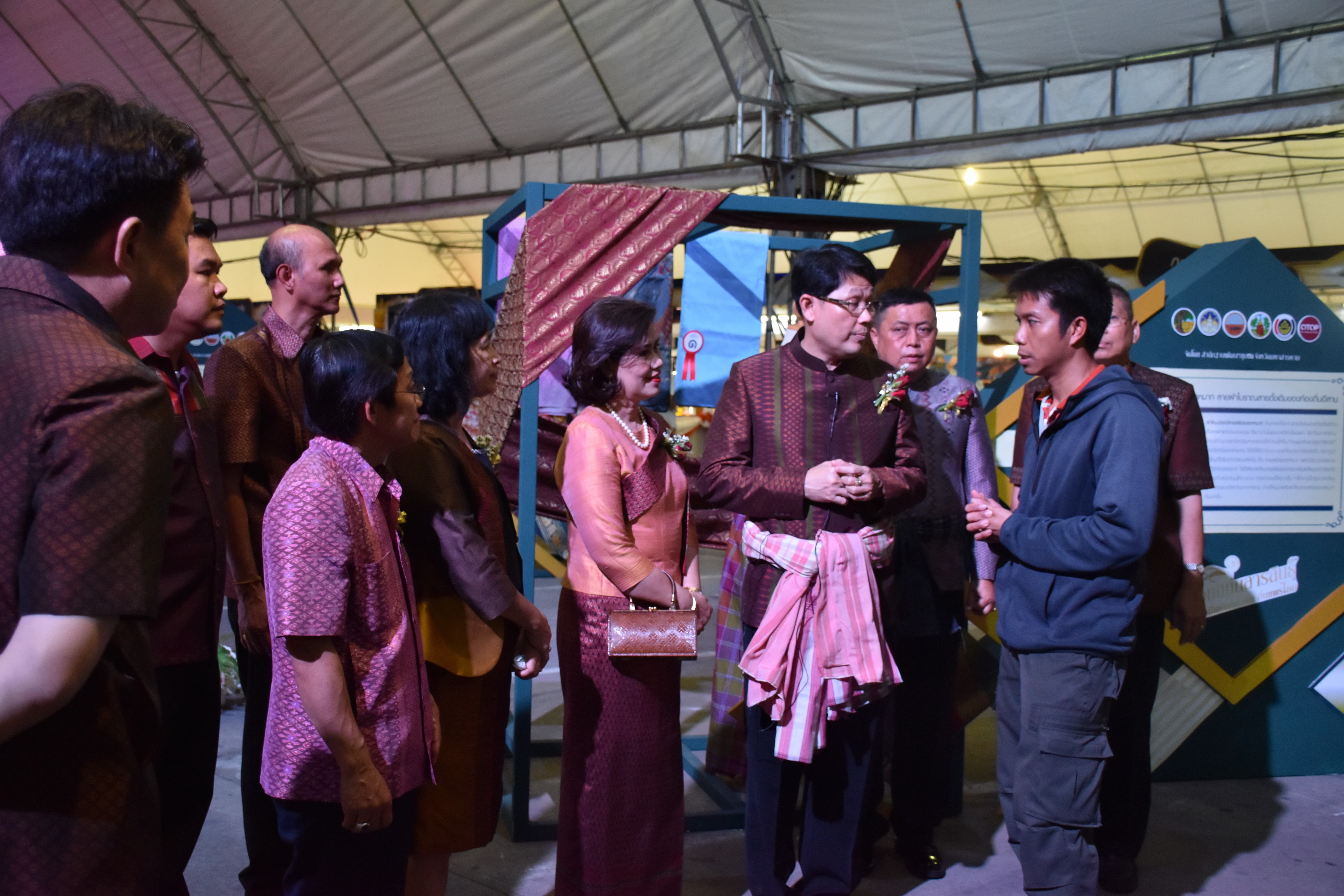 23 กุมภาพันธ์ 2561 งาน “ร้อยแก่นสารสินธุ์ งานศิลป์แห่งแผ่นดิน ถิ่นแพรไหม” มหกรรมแสดงแฟชั่นและจำหน่ายผ้าไหมกลุ่มจังหวัดร้อยแก่นสารสินธุ์ งานจำหน่ายสินค้า OTOP จังหวัดมหาสารคาม