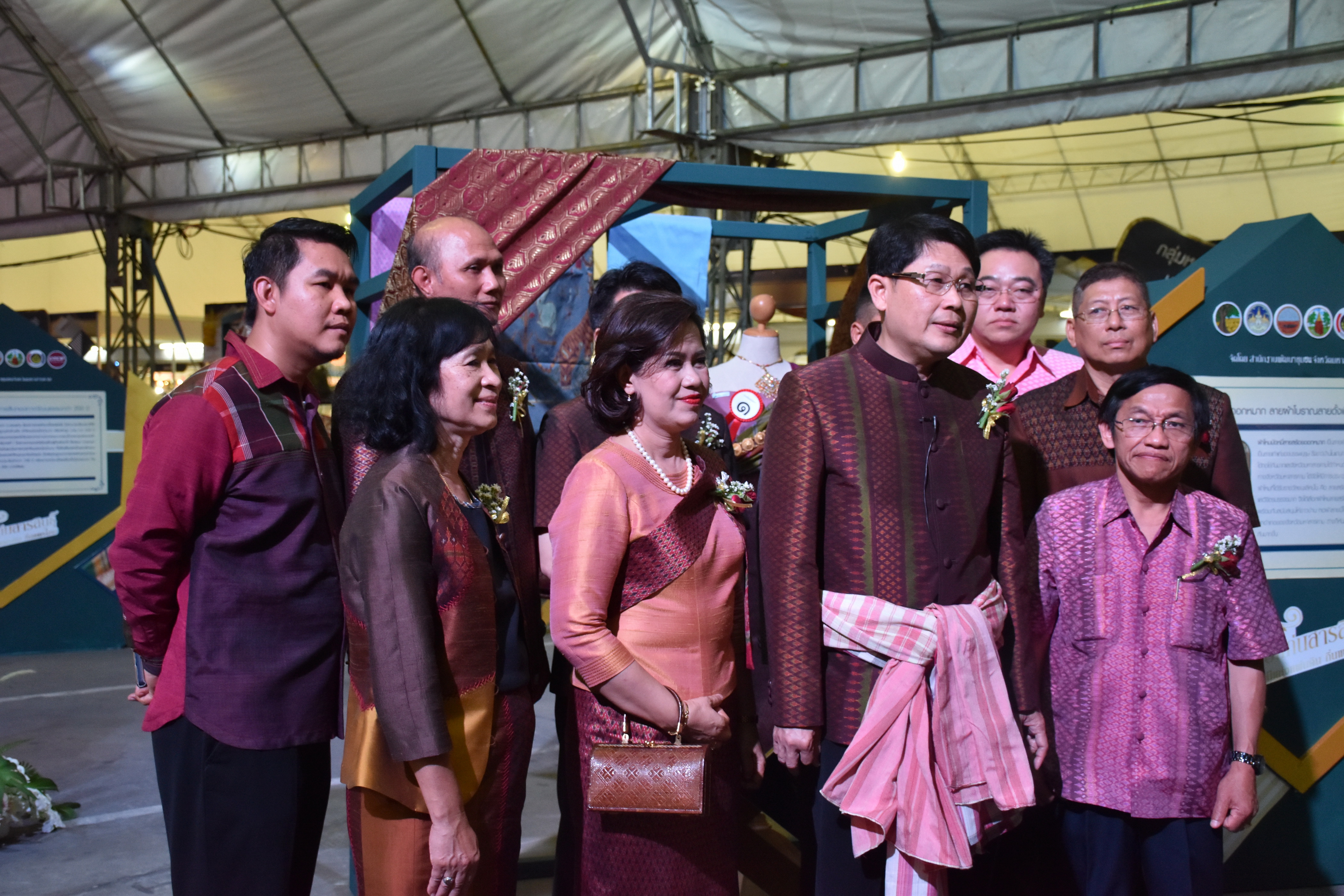 23 กุมภาพันธ์ 2561 งาน “ร้อยแก่นสารสินธุ์ งานศิลป์แห่งแผ่นดิน ถิ่นแพรไหม” มหกรรมแสดงแฟชั่นและจำหน่ายผ้าไหมกลุ่มจังหวัดร้อยแก่นสารสินธุ์ งานจำหน่ายสินค้า OTOP จังหวัดมหาสารคาม