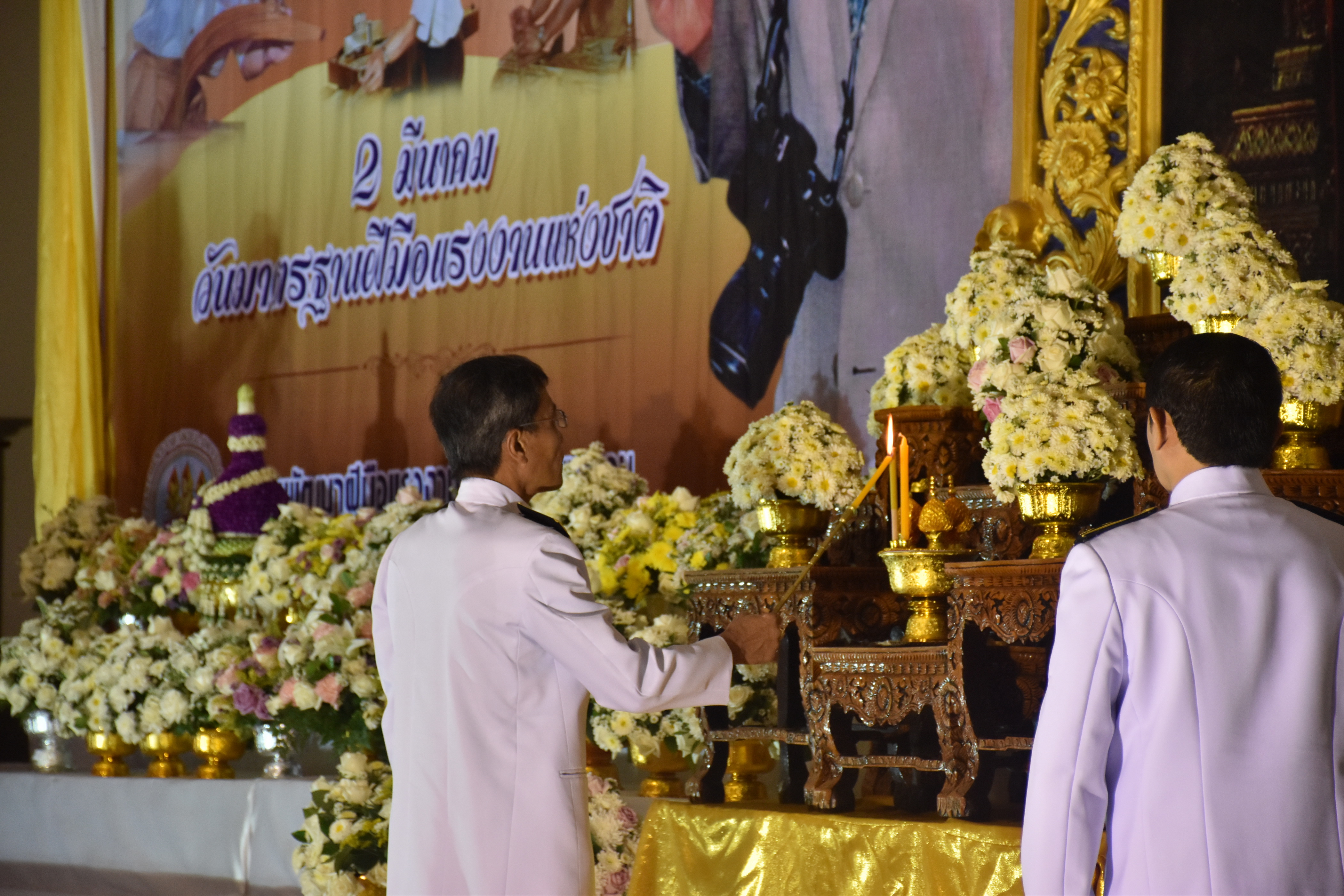 2 มีนาคม 2561 พิธีวางพานพุ่มดอกไม้สดถวายแด่ พระบาทสมเด็จพระปรมินทรมหาภูมิพลอดุลยเดช เนื่องใน “วันพระบิดาแห่งมาตรฐานการช่างไทย” ประจำปี 2561