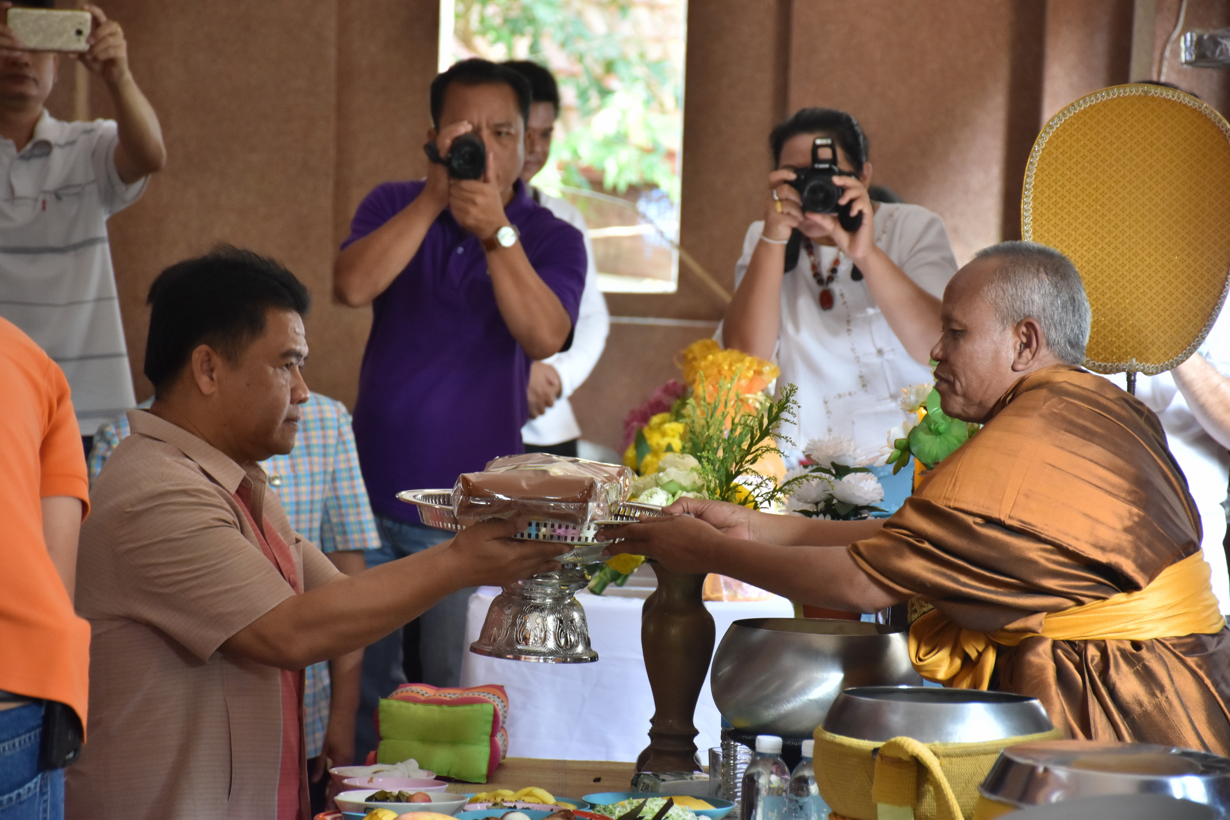 24 มีนาคม 2561 24 มีนาคม 2561 นายสมหวัง พ่วงบางโพ รองอธิบดีกรมการพัฒนาชุมชน ร่วมทำบุญถวายผ้าป่าสมทบทุนสร้างเสาอโศก ณ วัดป่ารัตนพรชัย อำเภอวาปีปทุม และร่วมพิธีห่มผ้าองค์พระบรมธาตุนาดูน อำเภอนาดูน จังหวัดมหาสารคาม