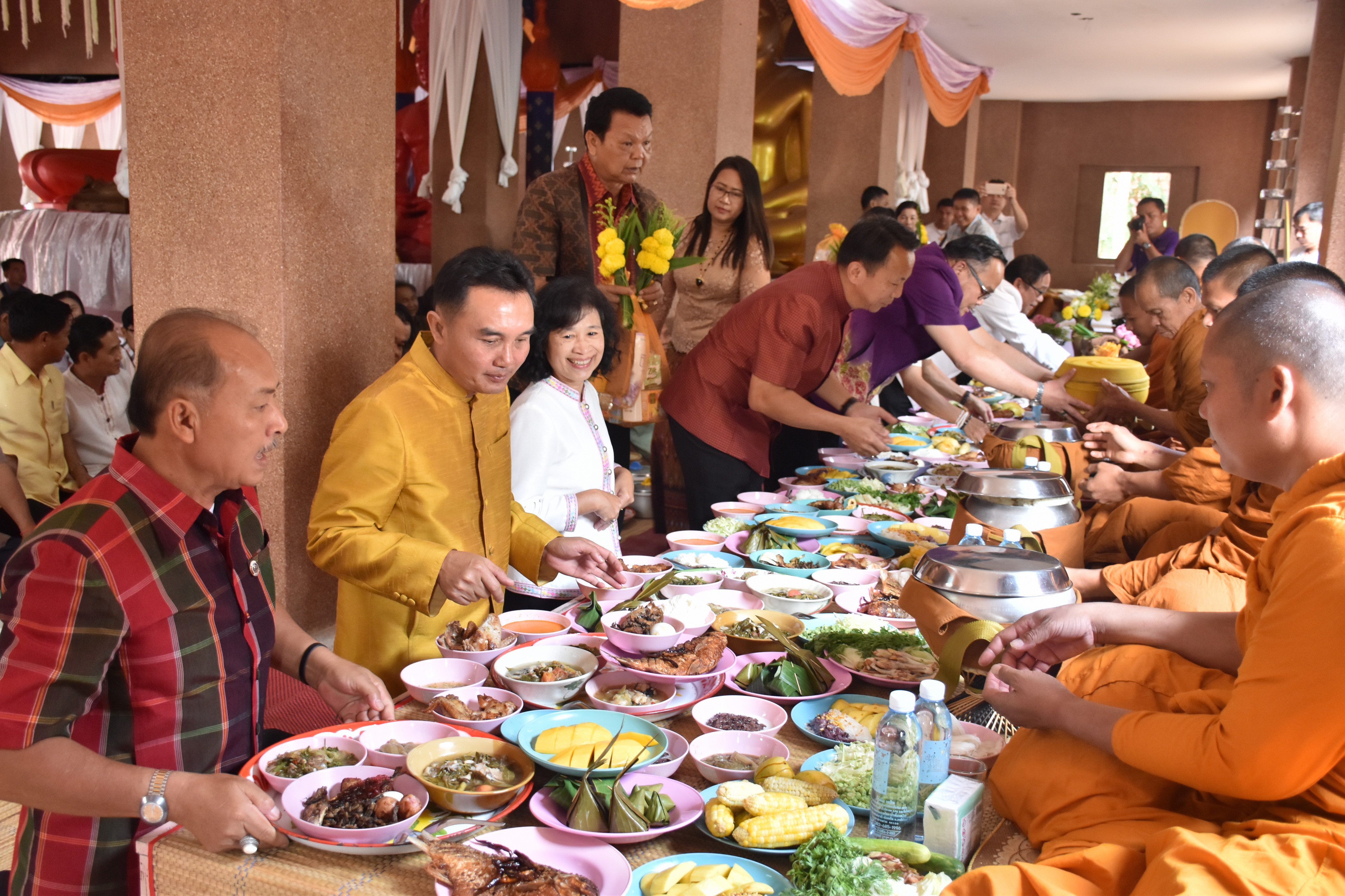 24 มีนาคม 2561 24 มีนาคม 2561 นายสมหวัง พ่วงบางโพ รองอธิบดีกรมการพัฒนาชุมชน ร่วมทำบุญถวายผ้าป่าสมทบทุนสร้างเสาอโศก ณ วัดป่ารัตนพรชัย อำเภอวาปีปทุม และร่วมพิธีห่มผ้าองค์พระบรมธาตุนาดูน อำเภอนาดูน จังหวัดมหาสารคาม