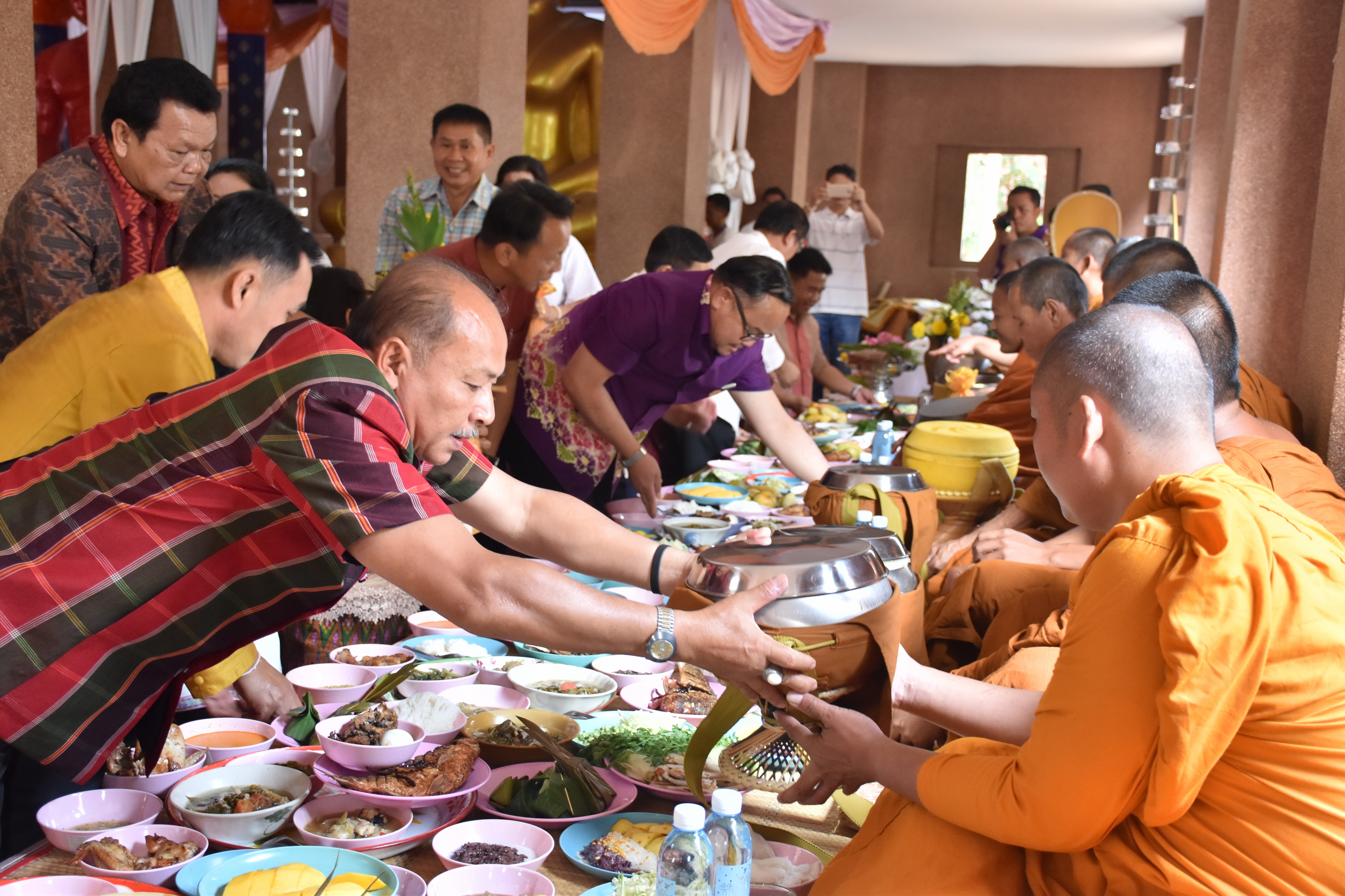 24 มีนาคม 2561 24 มีนาคม 2561 นายสมหวัง พ่วงบางโพ รองอธิบดีกรมการพัฒนาชุมชน ร่วมทำบุญถวายผ้าป่าสมทบทุนสร้างเสาอโศก ณ วัดป่ารัตนพรชัย อำเภอวาปีปทุม และร่วมพิธีห่มผ้าองค์พระบรมธาตุนาดูน อำเภอนาดูน จังหวัดมหาสารคาม