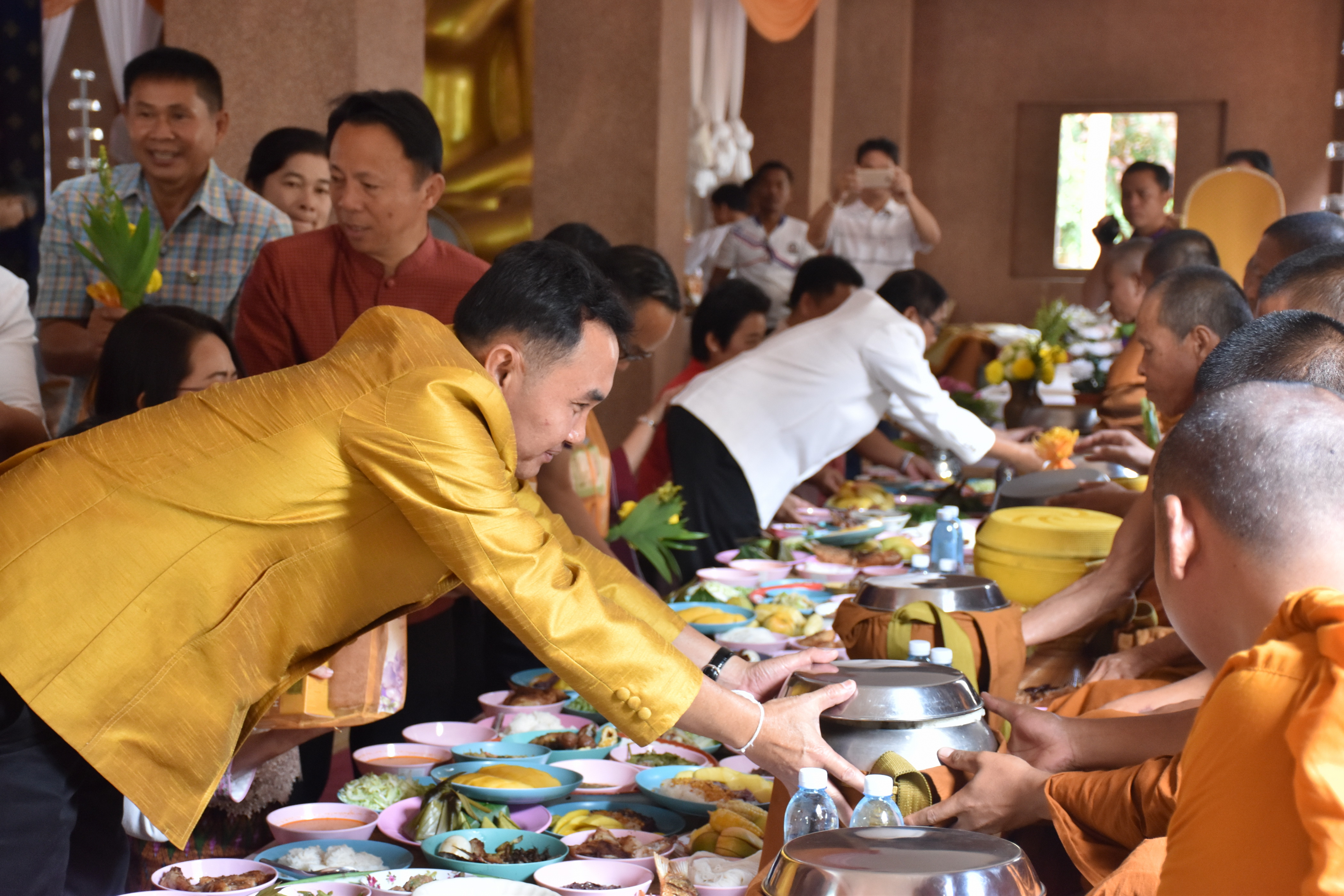 24 มีนาคม 2561 24 มีนาคม 2561 นายสมหวัง พ่วงบางโพ รองอธิบดีกรมการพัฒนาชุมชน ร่วมทำบุญถวายผ้าป่าสมทบทุนสร้างเสาอโศก ณ วัดป่ารัตนพรชัย อำเภอวาปีปทุม และร่วมพิธีห่มผ้าองค์พระบรมธาตุนาดูน อำเภอนาดูน จังหวัดมหาสารคาม